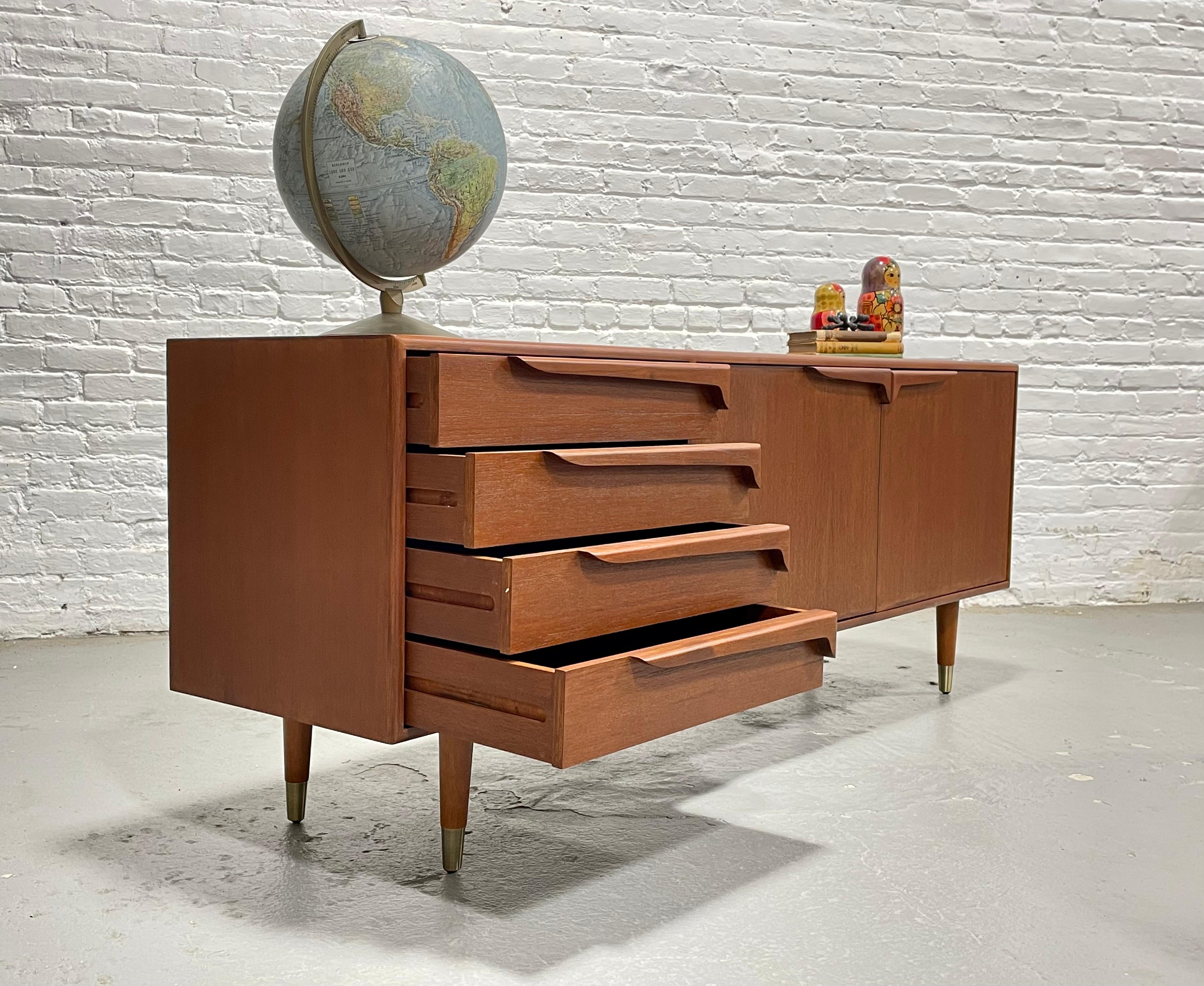 Supporto multimediale MONUMENTALE in stile Mid Century Modern in teak CREDENZA in vendita 1