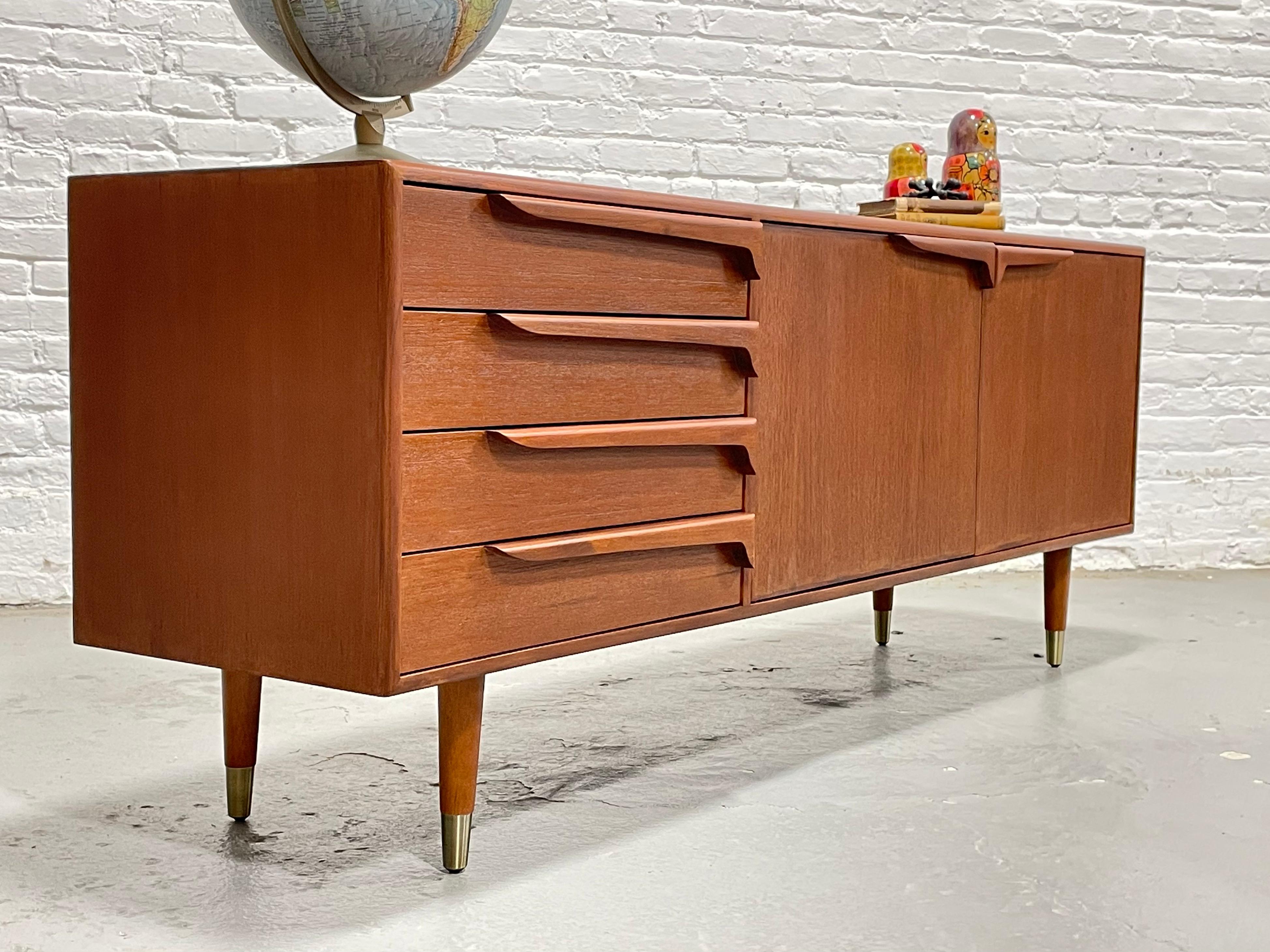 Supporto multimediale MONUMENTALE in stile Mid Century Modern in teak CREDENZA in vendita 3