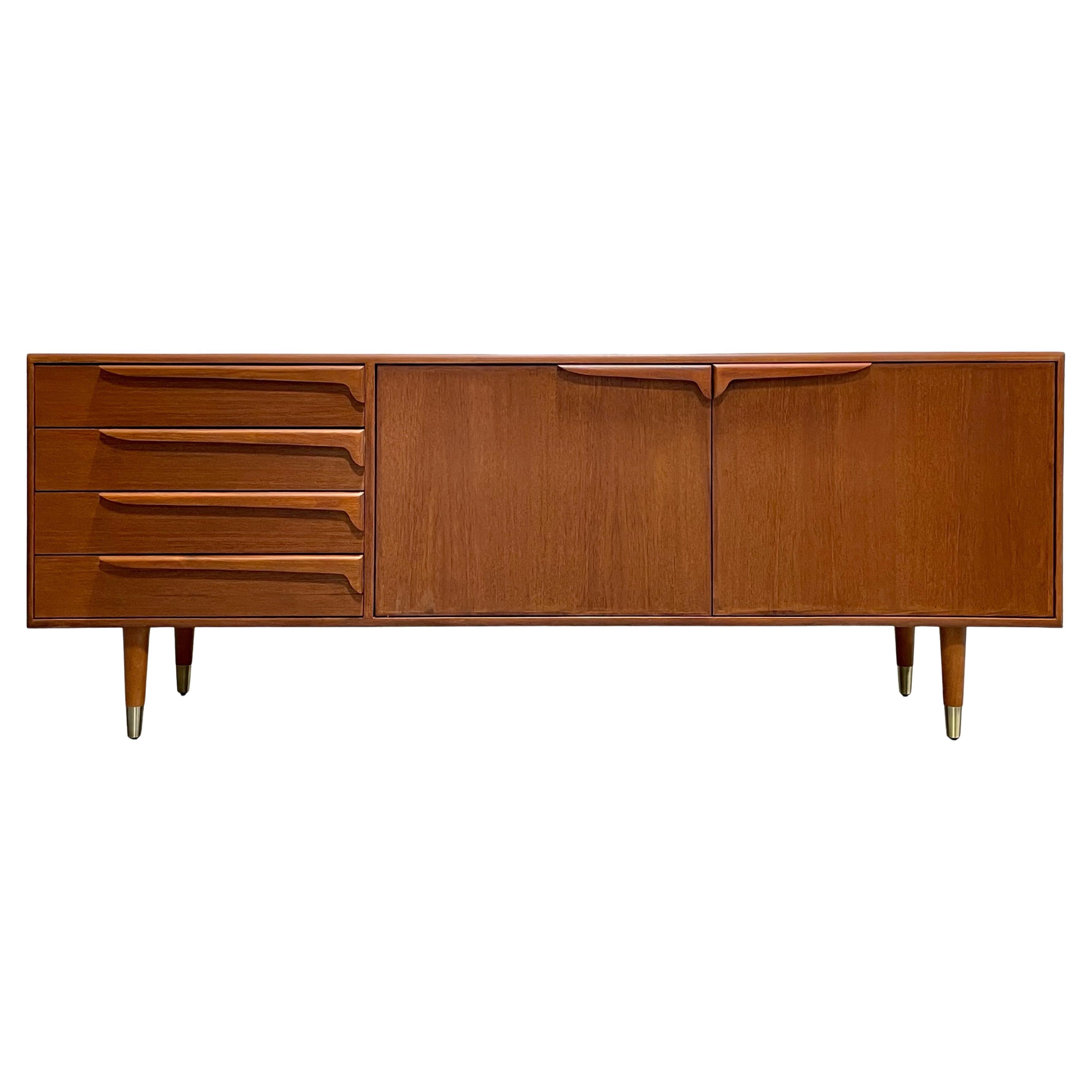 MONUMENTAL Medienstand CREDENZA aus Teakholz im Stil der Mid Century Modern