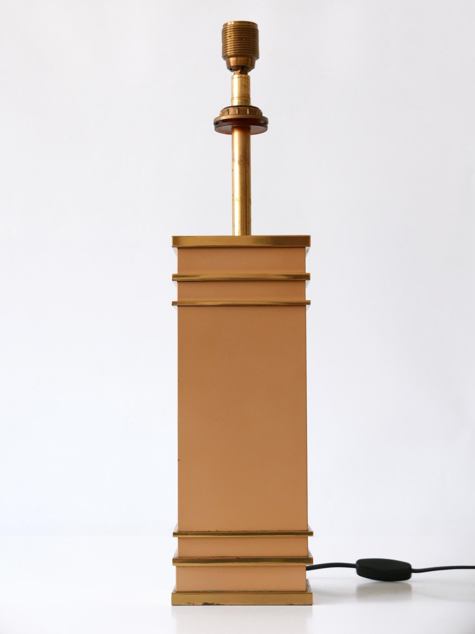 Monumental & exceptional Mid-Century Modern table lamp in heavy, massive brass. Designed and manufactured by Vereinigte Werkstätten, 1960s, Germany.

This sculptural table lamp is executed in massive brass. It comes with an E27 / E26 Edison screw