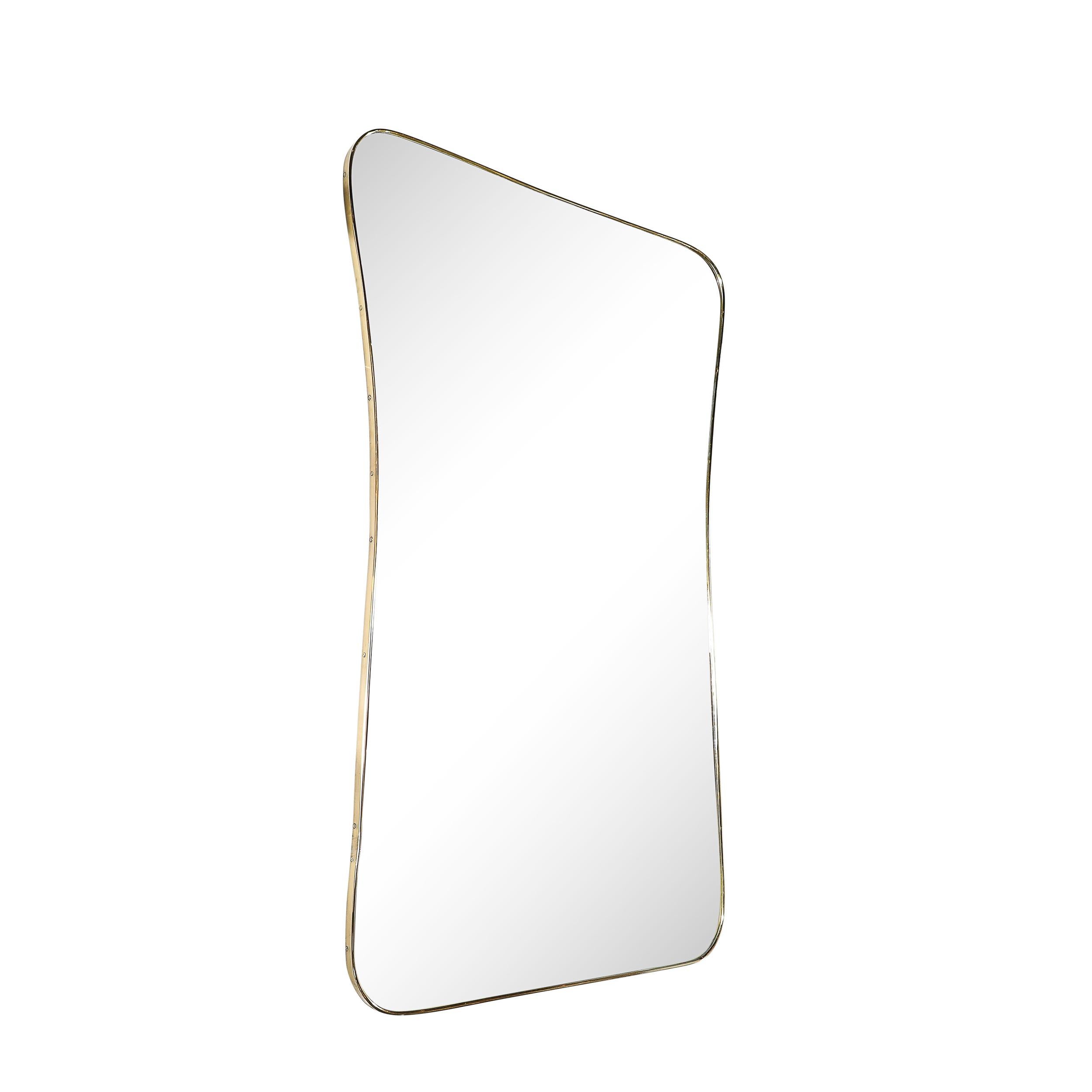 Questo monumentale specchio del Mid-Century Modernist, realizzato in Italia intorno al 1950, è un esempio magistrale di design italiano dell'epoca, che si distingue per la sua forma curvilinea a clessidra e la lussuosa struttura in ottone. La