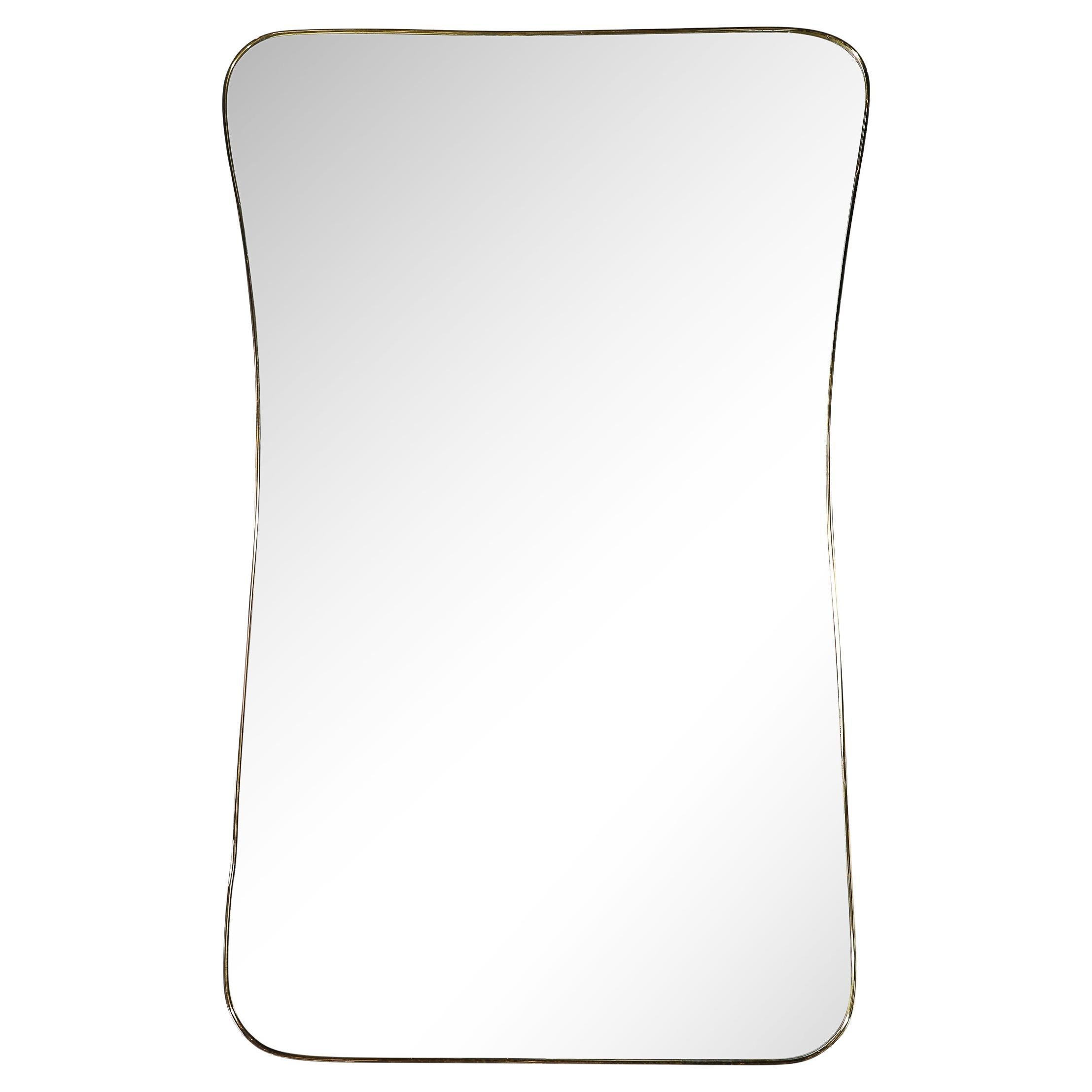 Monumental miroir enveloppé de forme sablier curviligne en laiton du milieu du siècle dernier