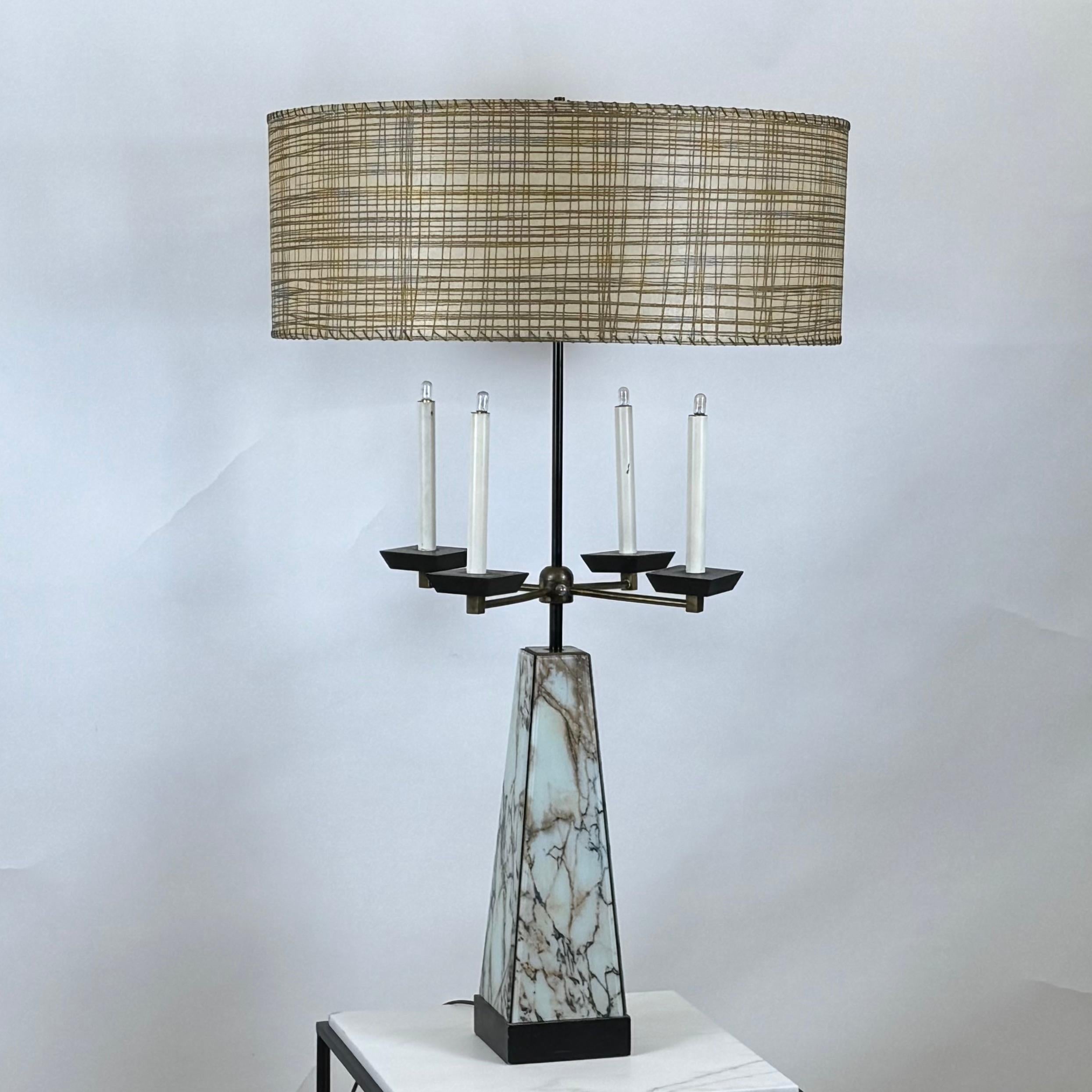 Mid-Century moderno Lampada a candelabro con obelisco monumentale di metà secolo nello stile di Tommi Parzinger in vendita