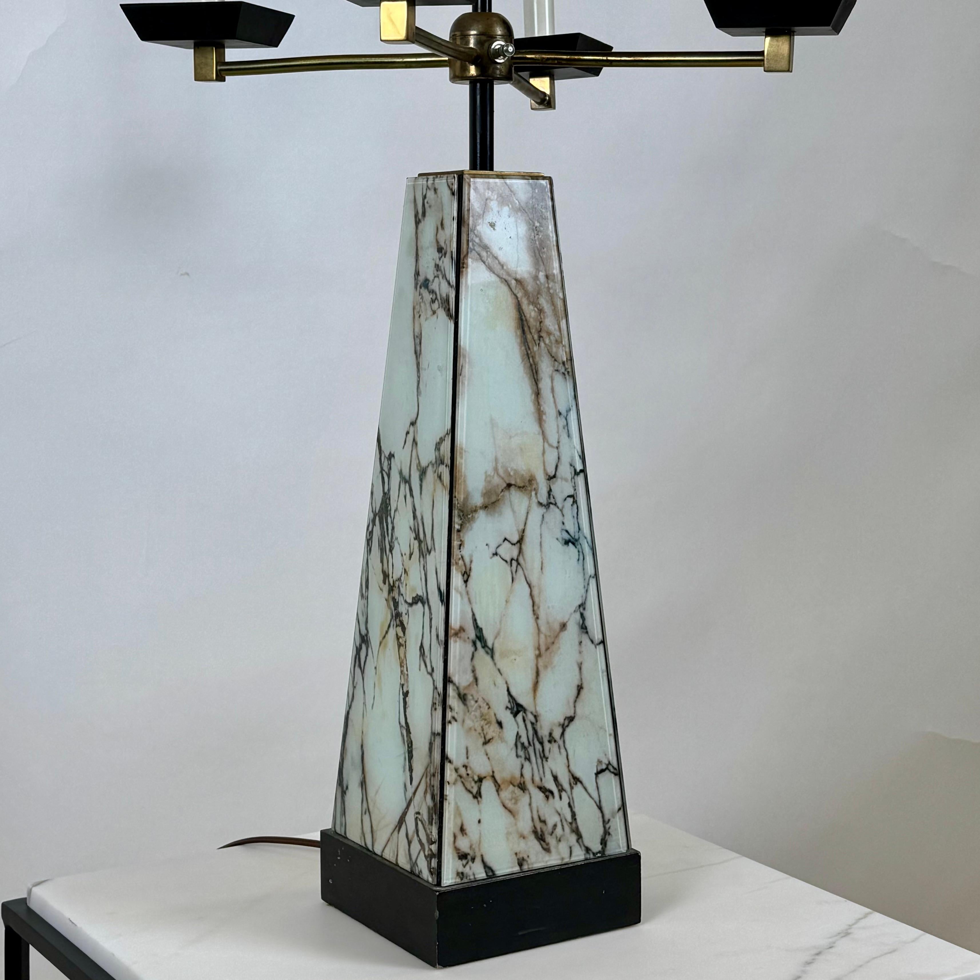Americano Lampada a candelabro con obelisco monumentale di metà secolo nello stile di Tommi Parzinger in vendita
