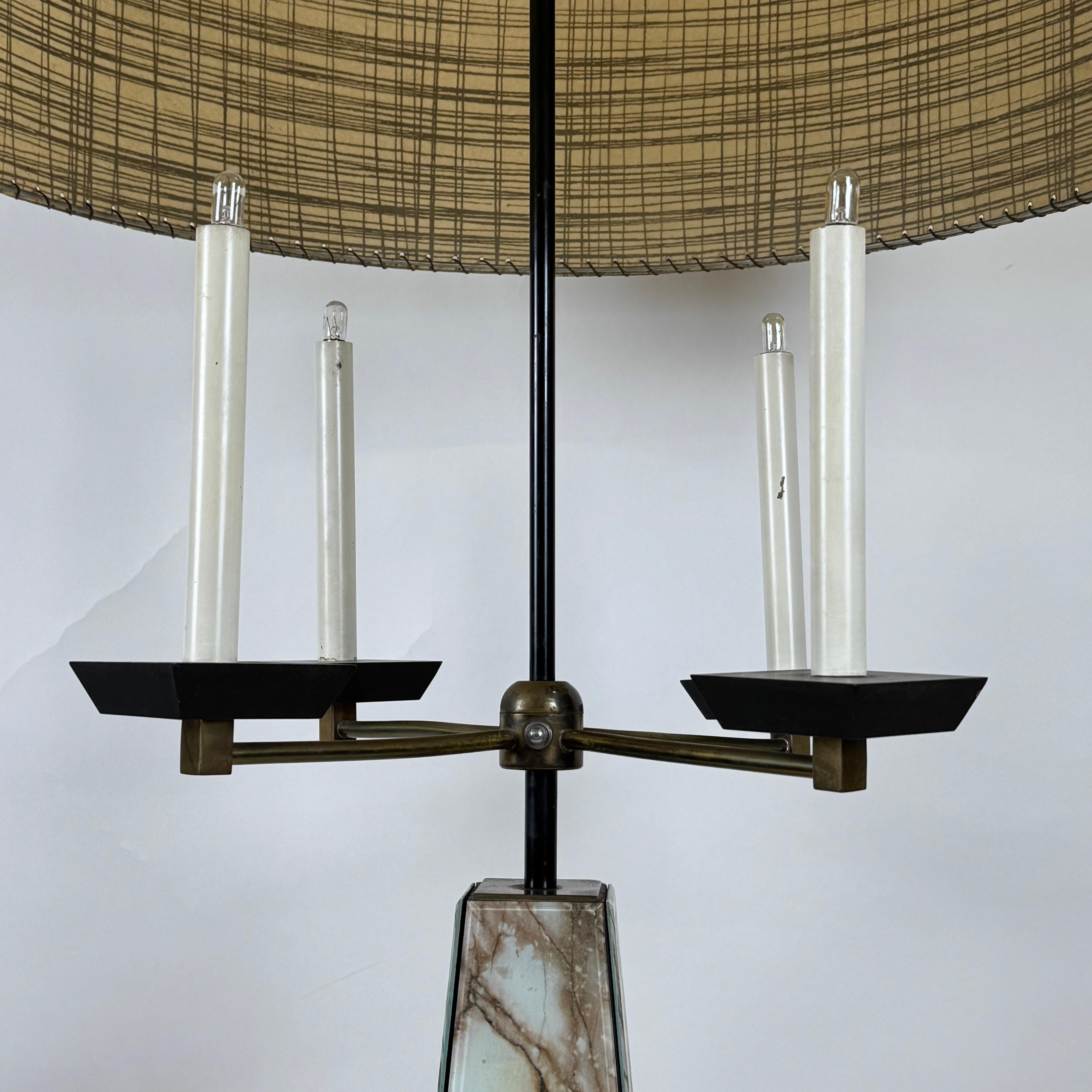 Appliqué Lampada a candelabro con obelisco monumentale di metà secolo nello stile di Tommi Parzinger in vendita