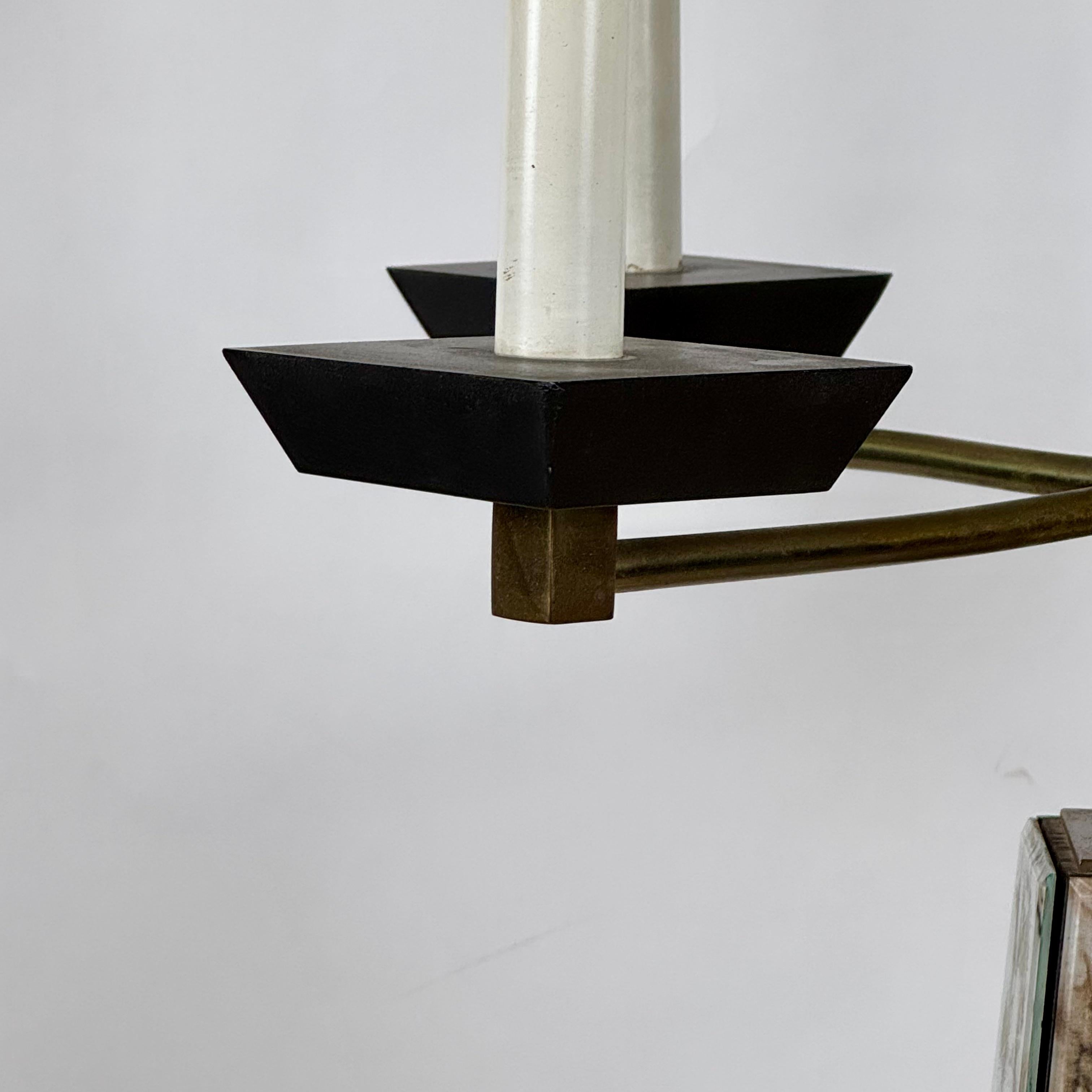 Ottone Lampada a candelabro con obelisco monumentale di metà secolo nello stile di Tommi Parzinger in vendita