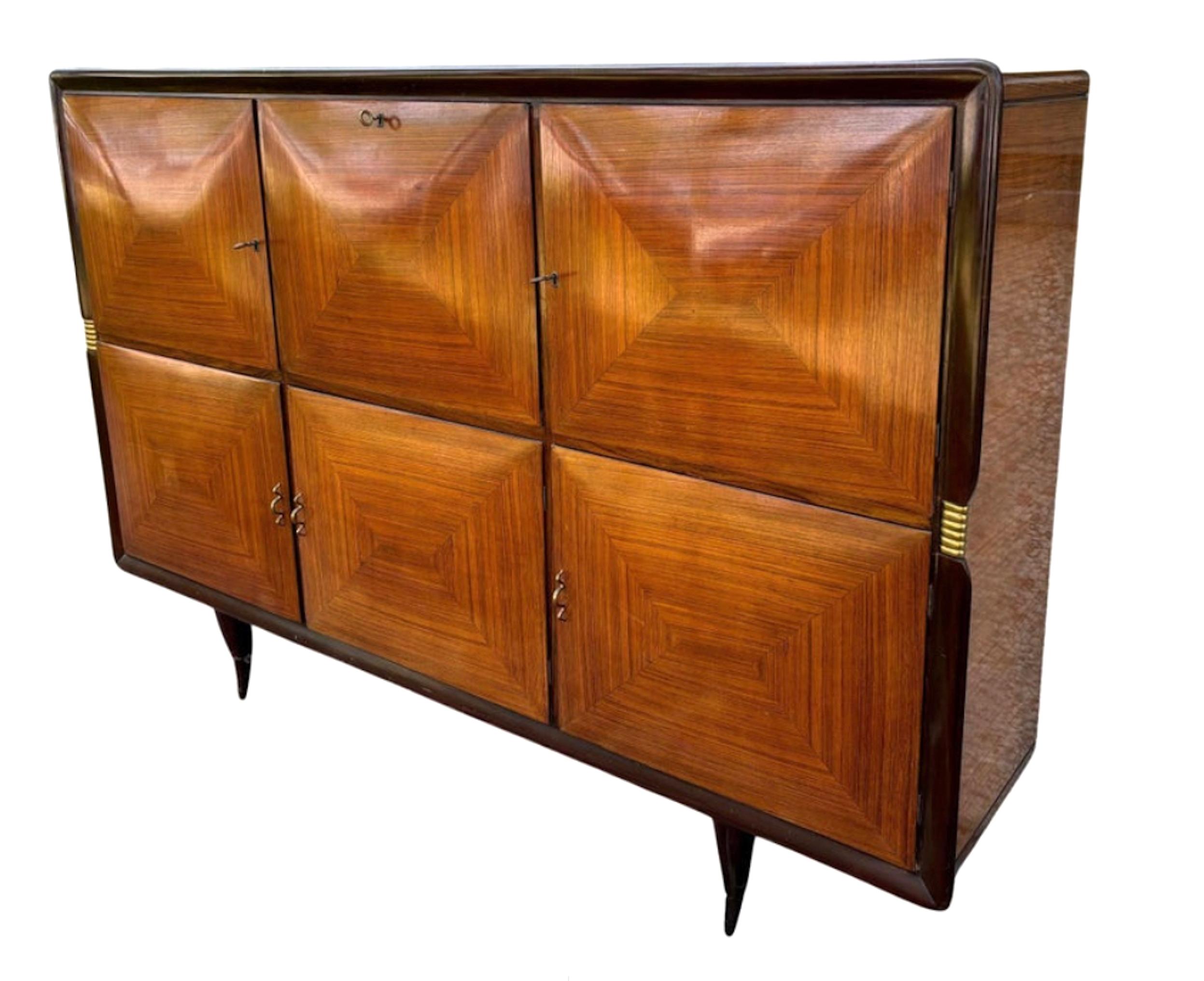 Monumental and elegant Italian Mid Century sideboard / Drybar in wood and brass, in the style of architect Paolo Buffa, 1950s design.
It is a storage unit capable of storing large quantities of objects, and at the same time giving style and
