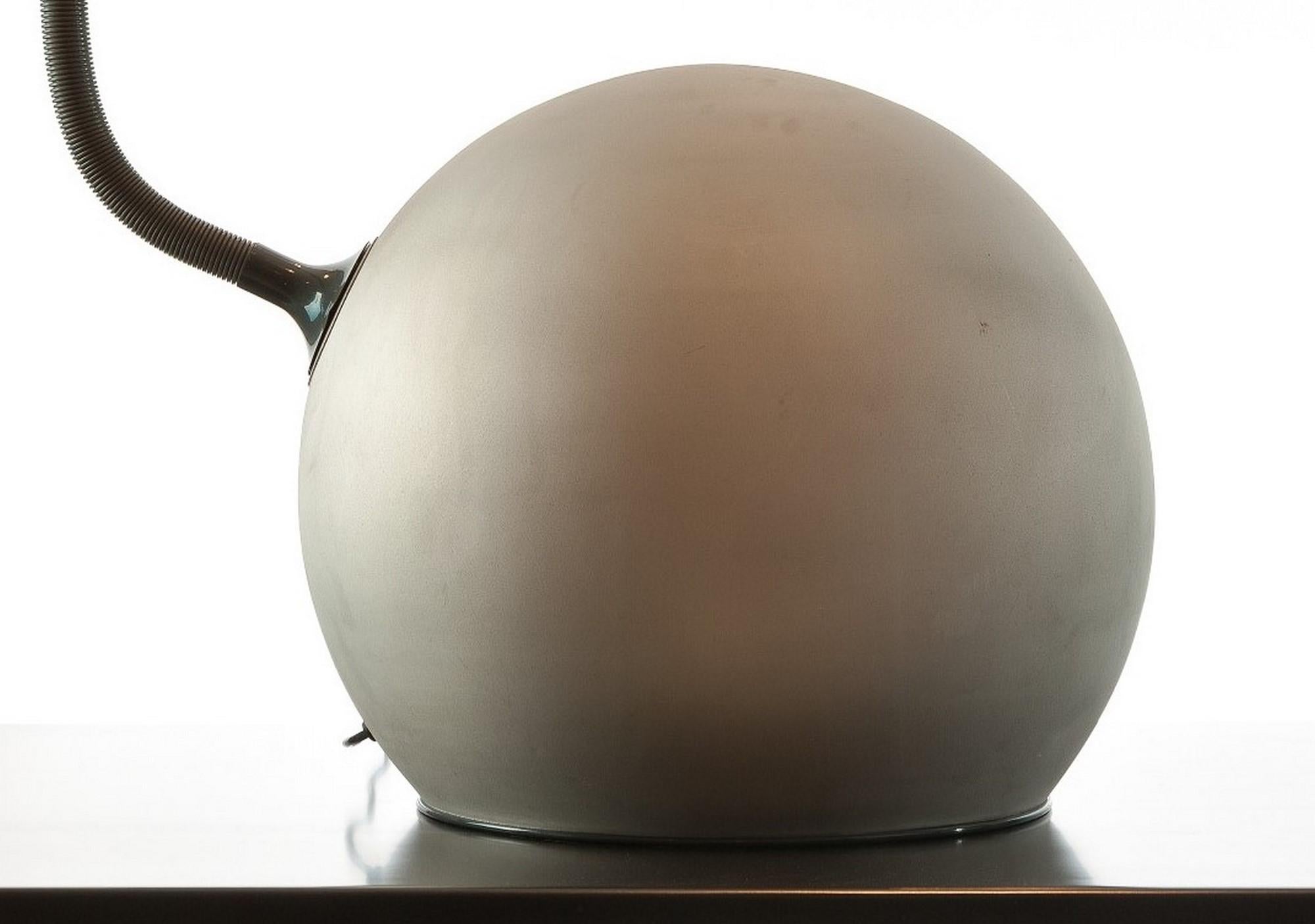 Lámpara monumental de sobremesa o de pie de estilo minamilista diseñada por Isaq Hosoe para Valenti, 1968. Esta inusual  La lámpara tiene una base metálica pesada y estable, lacada en plata y un diseño de manguera flexible con bombilla sencilla. 