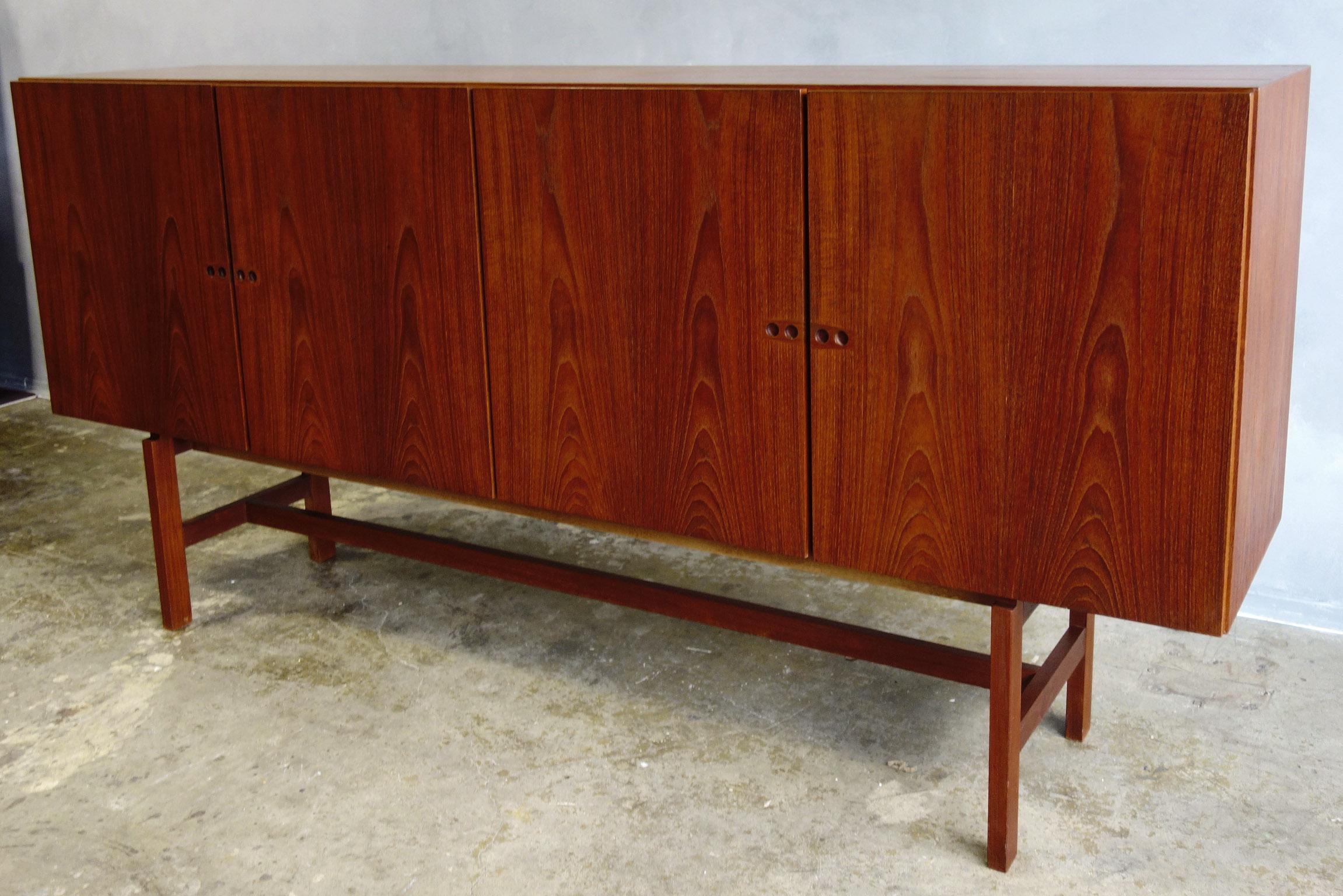 Monumental Midcentury Arne Vodder Sideboard im Zustand „Gut“ in BROOKLYN, NY