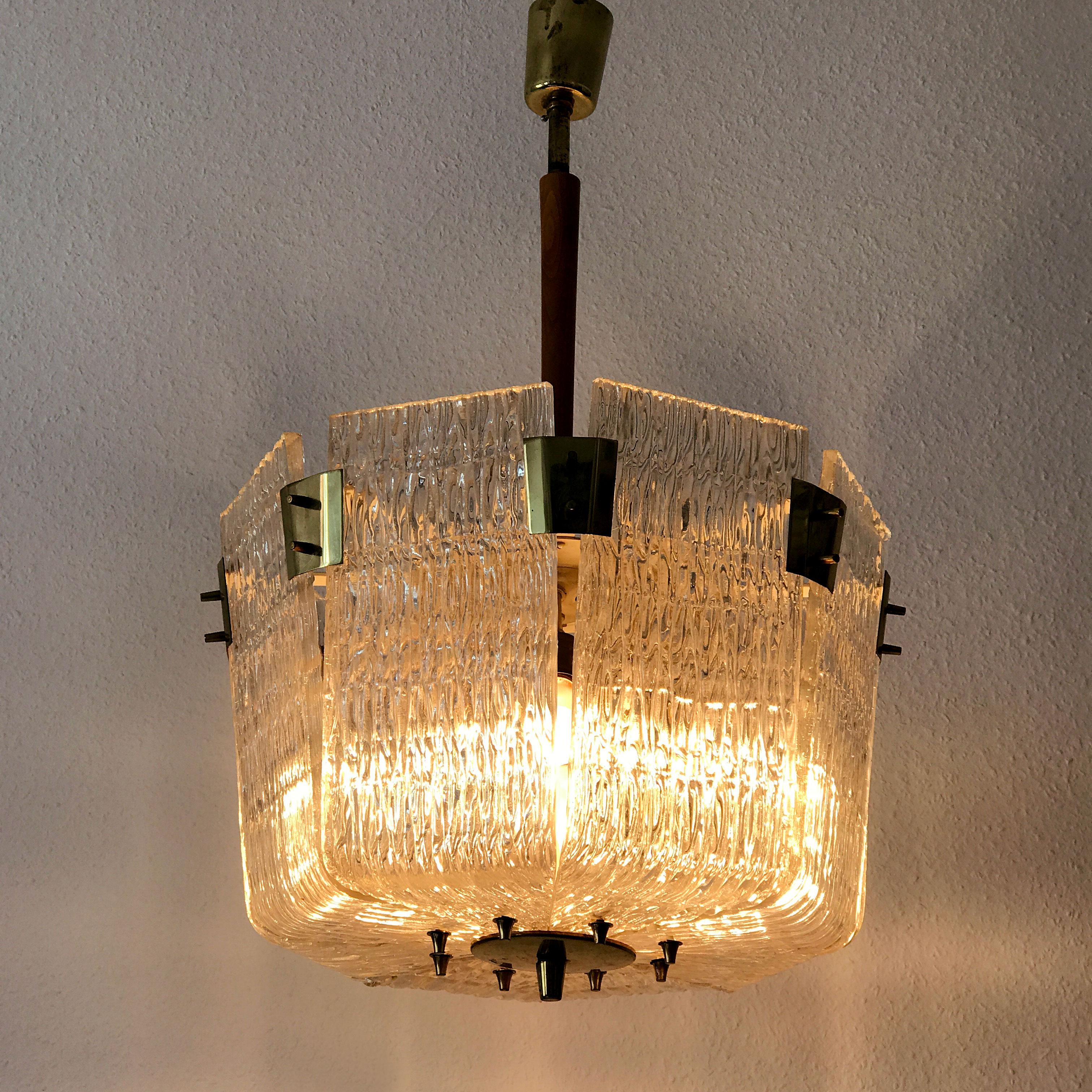 Splendido lampadario o lampada a sospensione a 4 fiamme in stile Mid-Century Modern. Progettato e realizzato da J.T. Kalmar, Vienna, Austria, anni '50.

Realizzato con elementi in vetro smerigliato e corpo in ottone. Il lampadario necessita di 4