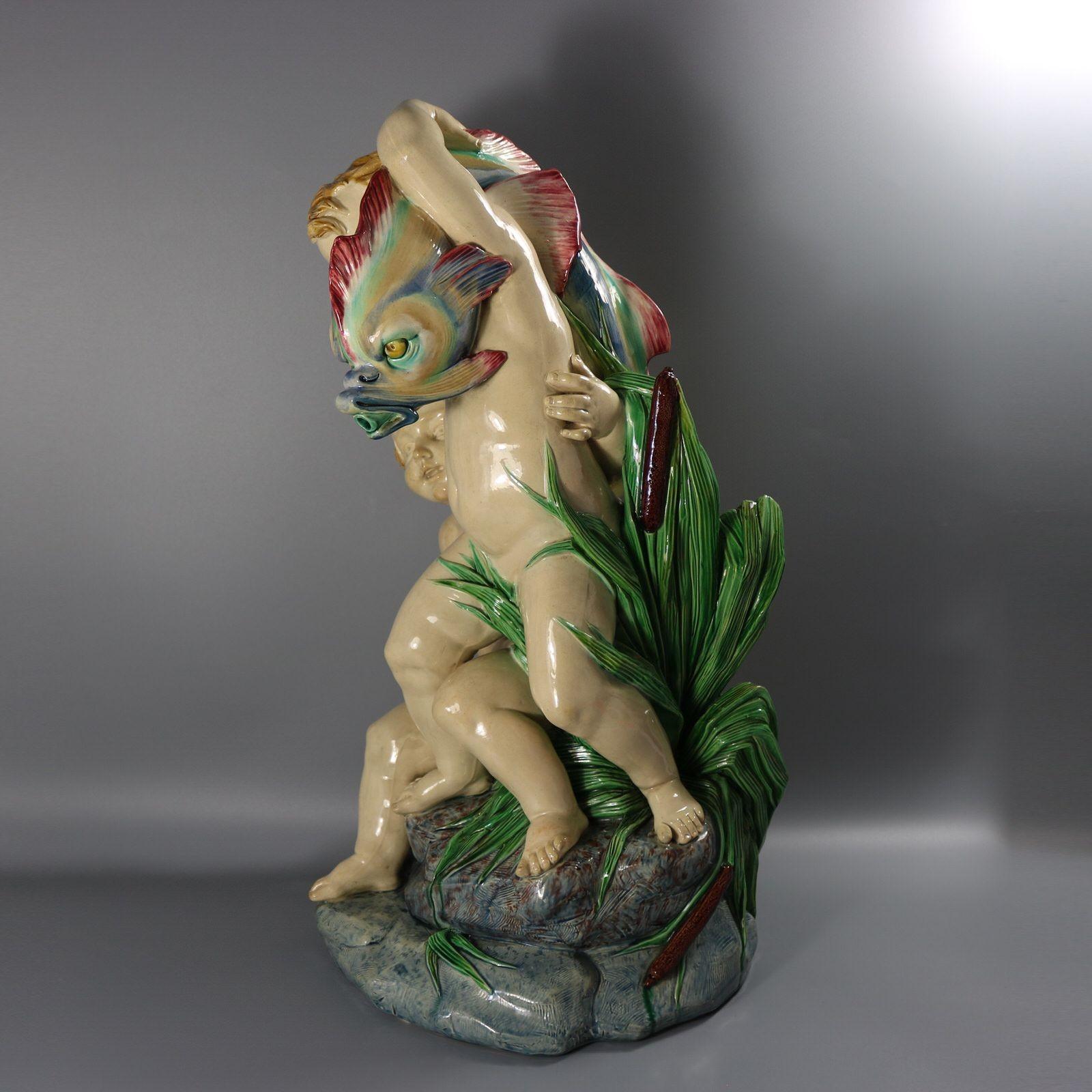 Fontaine monumentale en majolique de Minton avec putti et dauphin Bon état - En vente à Chelmsford, Essex