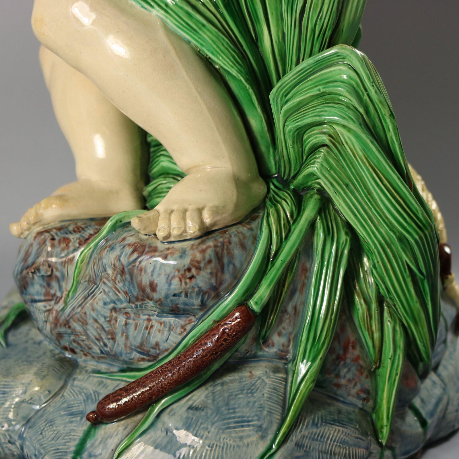 Fontaine monumentale en majolique de Minton avec putti et dauphin en vente 2