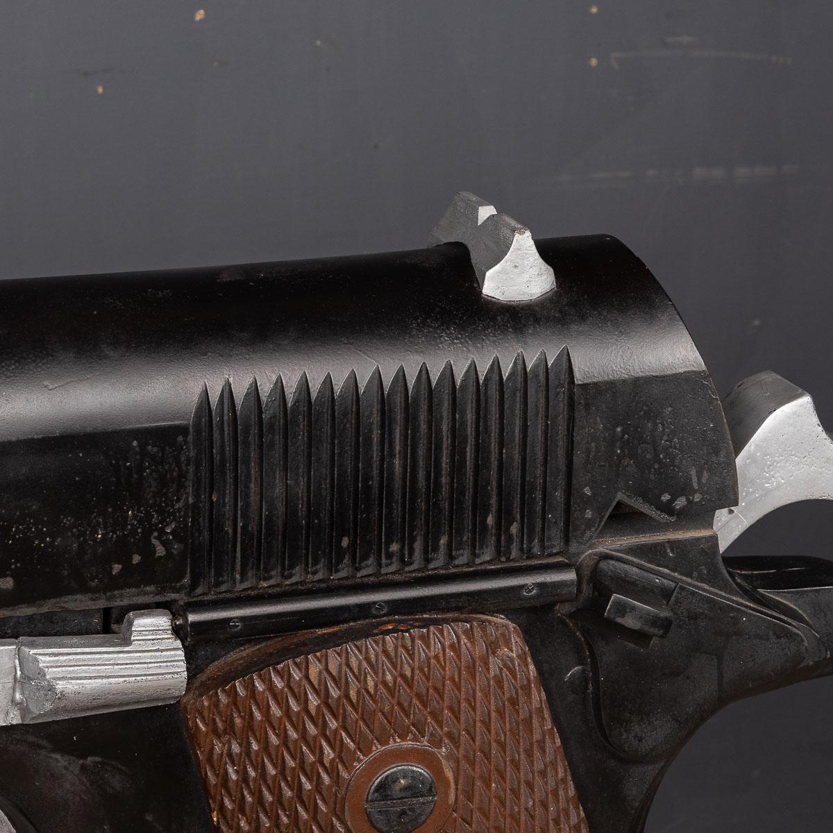 Modèle monumental d'une arme de poing M1911 Colt Government en vente 6