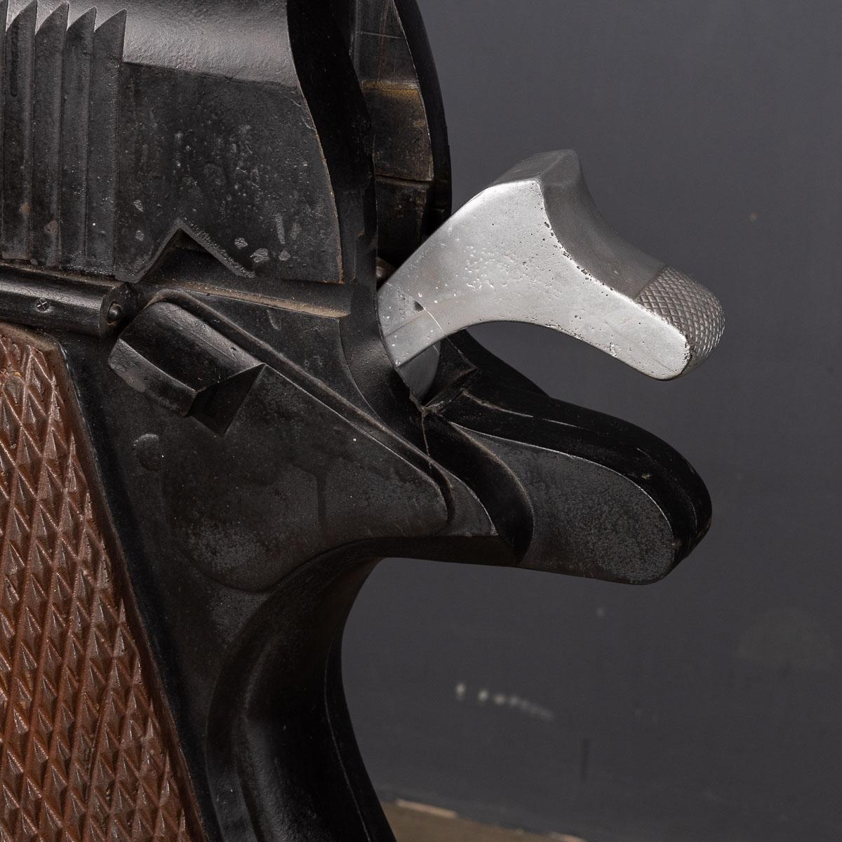 Modèle monumental d'une arme de poing M1911 Colt Government en vente 8