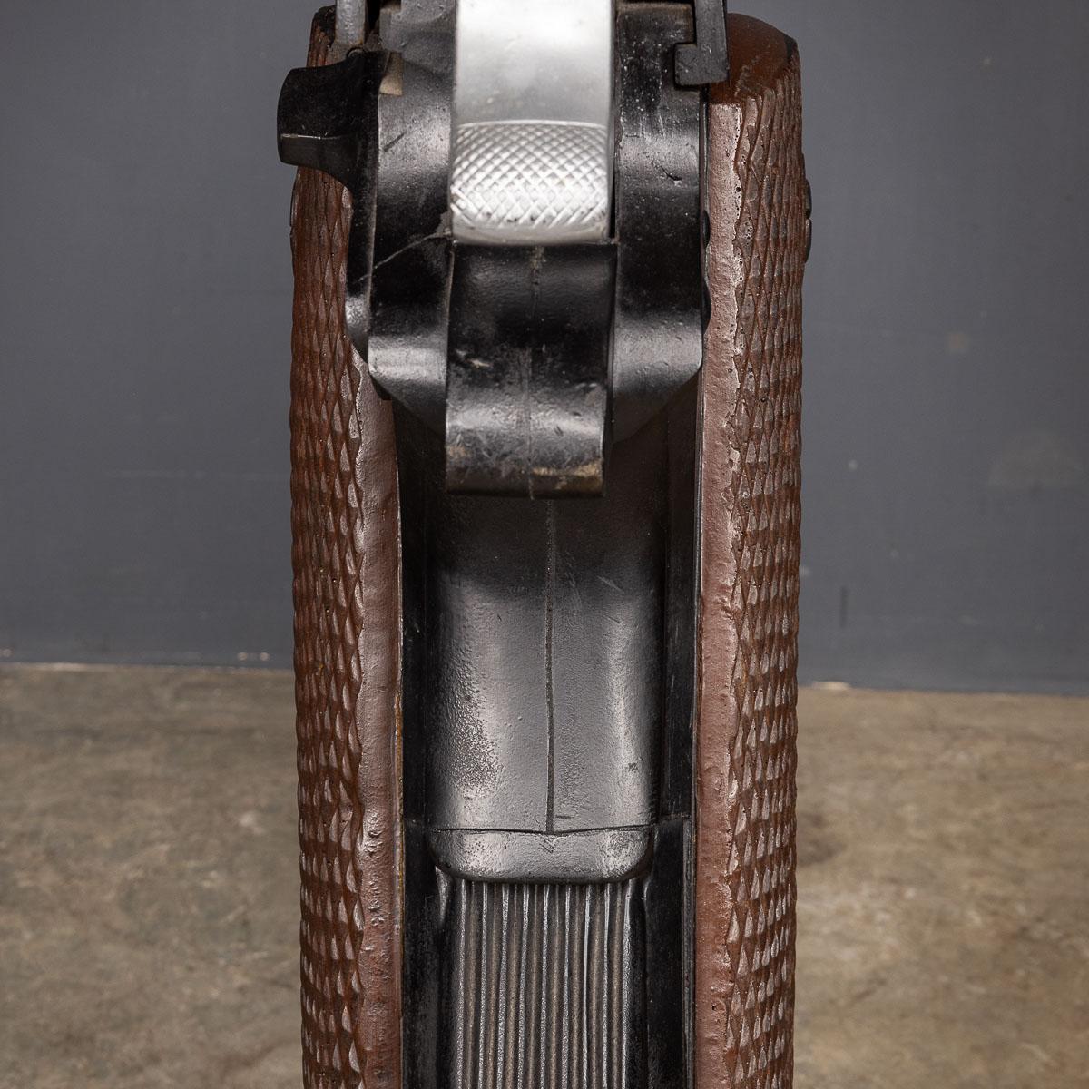 Modèle monumental d'une arme de poing M1911 Colt Government en vente 13