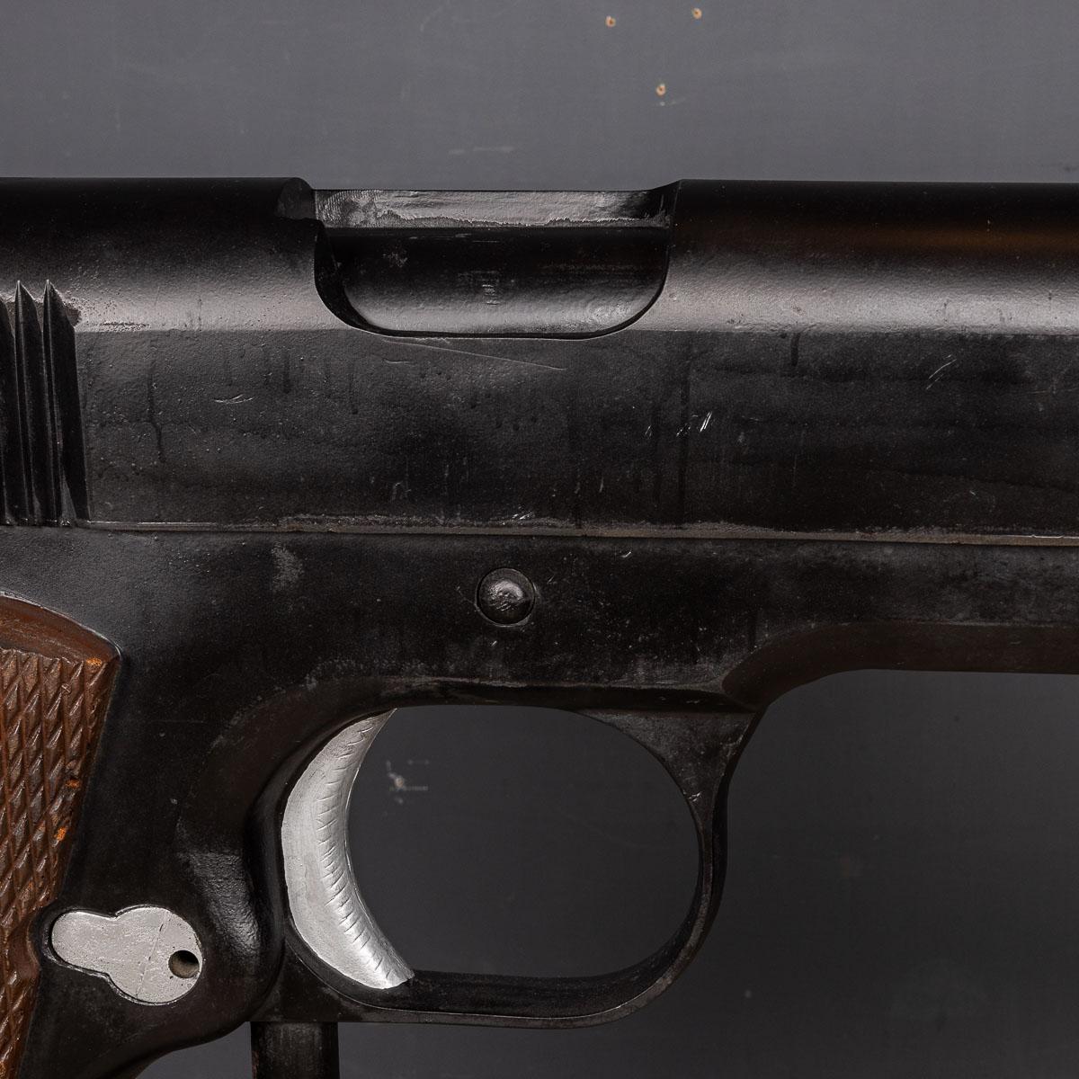 Modèle monumental d'une arme de poing M1911 Colt Government en vente 1