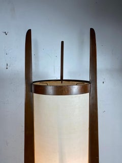 Lampada da terra Monumental Modeline in noce e pergamena, design classico modernista