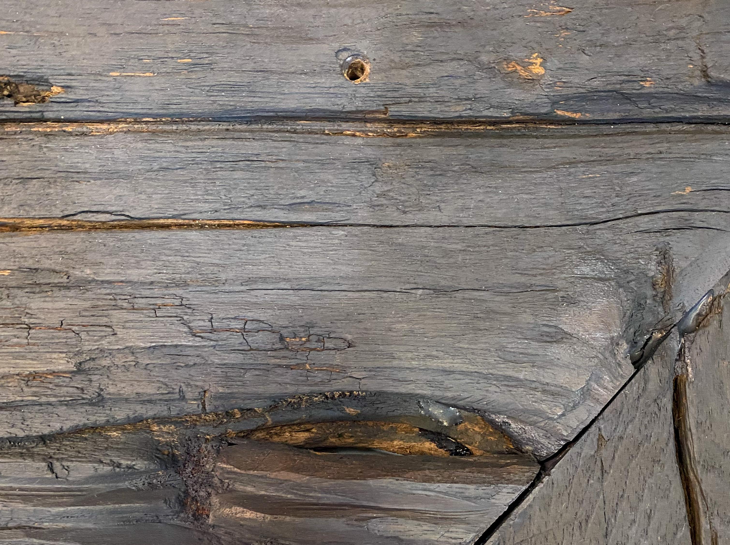 Monumentaler moderner, handgeschnitzter, rustikaler Bodenspiegel mit schwarzem Holzrahmen im rustikalen Stil im Zustand „Gut“ im Angebot in Plainview, NY