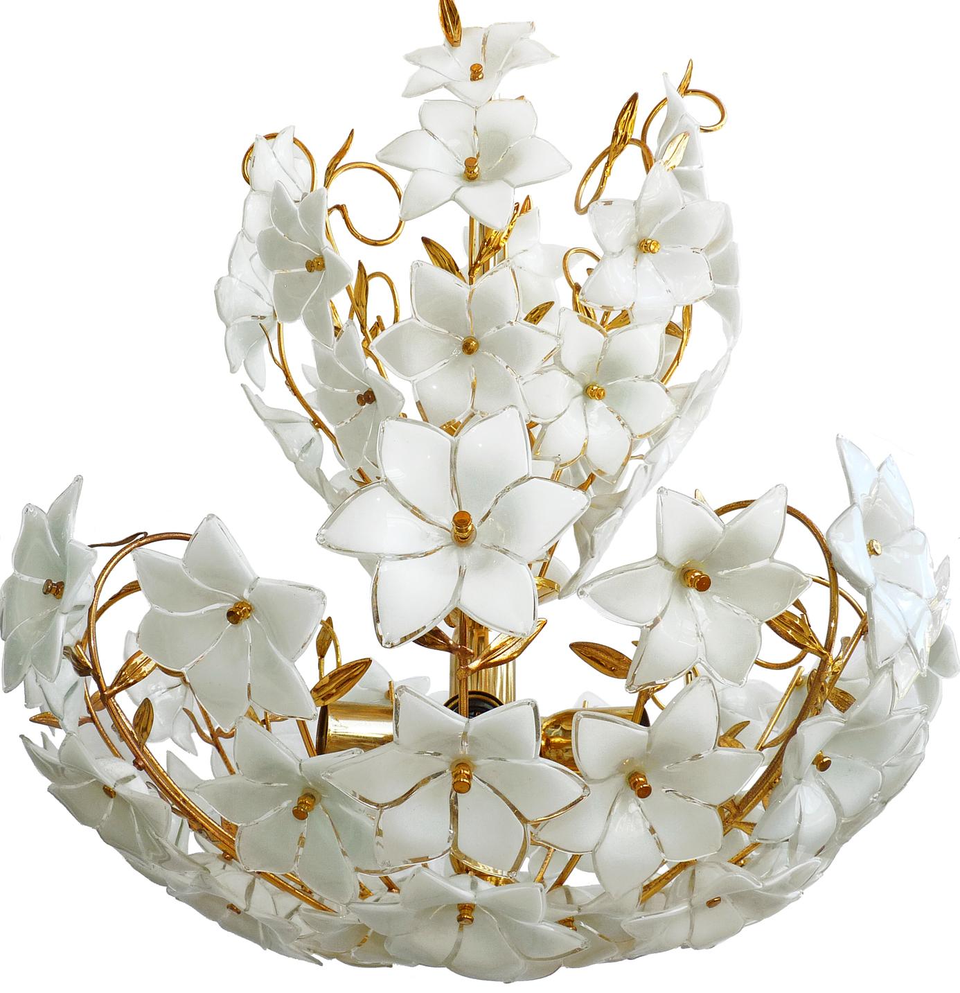Large 1990s vintage midcentury Italian Murano flower bouquet attributed to Venini. Art glass with 72 hand blown white and clear glass flowers and gold-plated brass. A few missing leaves.
Measures:
Diameter 24 in/ 60 cm
Height 36 in (chain=3.5 in)/90