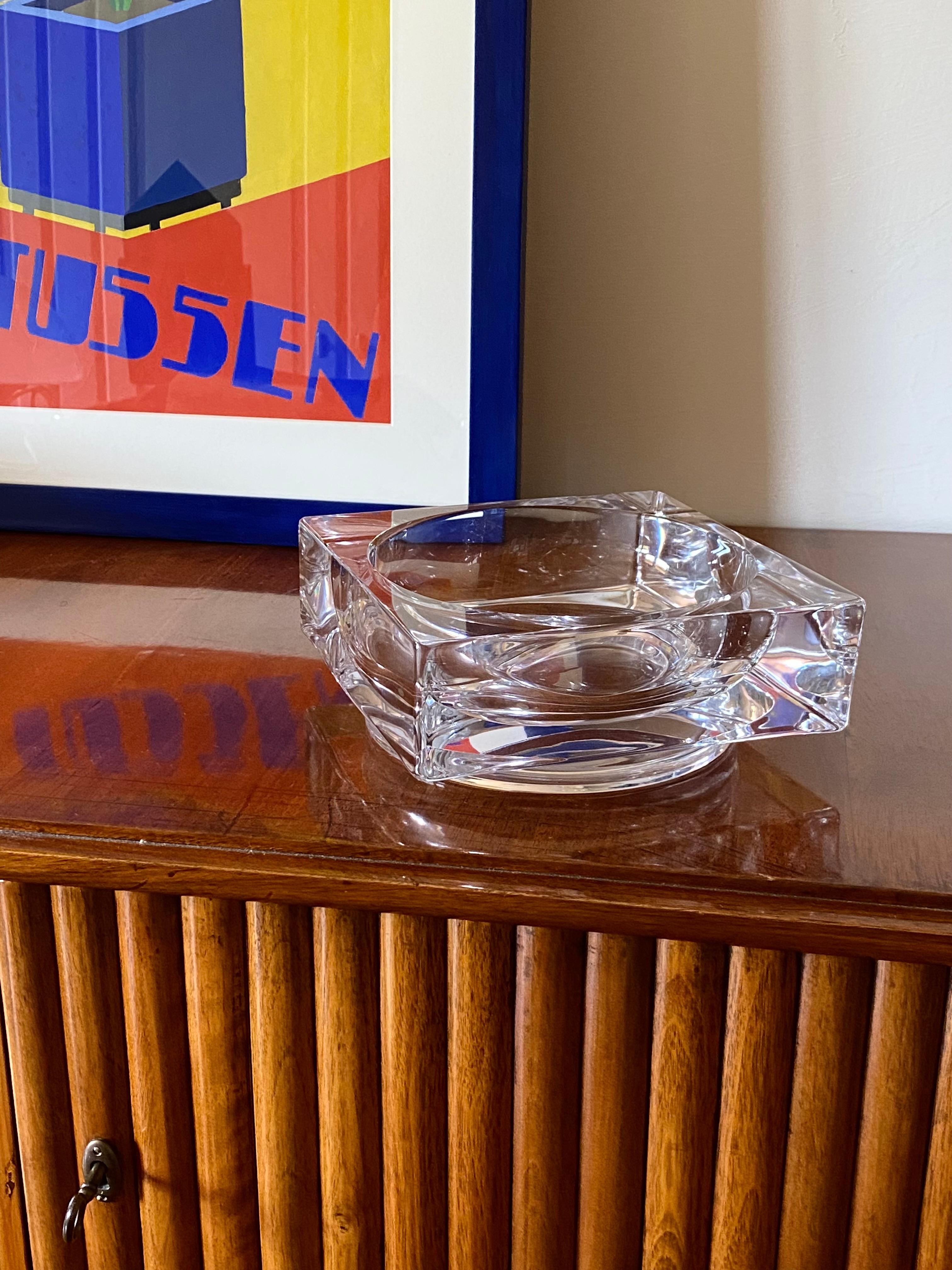 Monumental molded crystal ashtray

Cristal de Sevres, France 1970s

Large cubic shape on a circular base, with a modernist design

Acid signed 'Sevres'

H 8.5 cm - 20 x 20 cm

Conditions: excellent, no defects