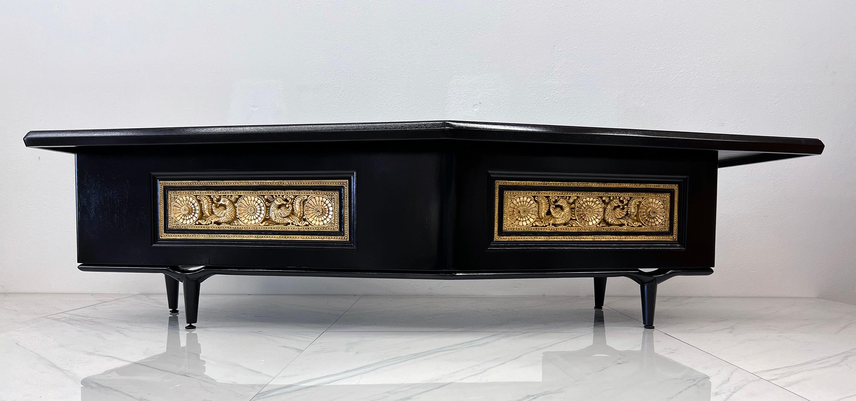 Escritorio monumental Monteverdi Young Boomerang, dorado y ebonizado, años 60 Nogal en venta