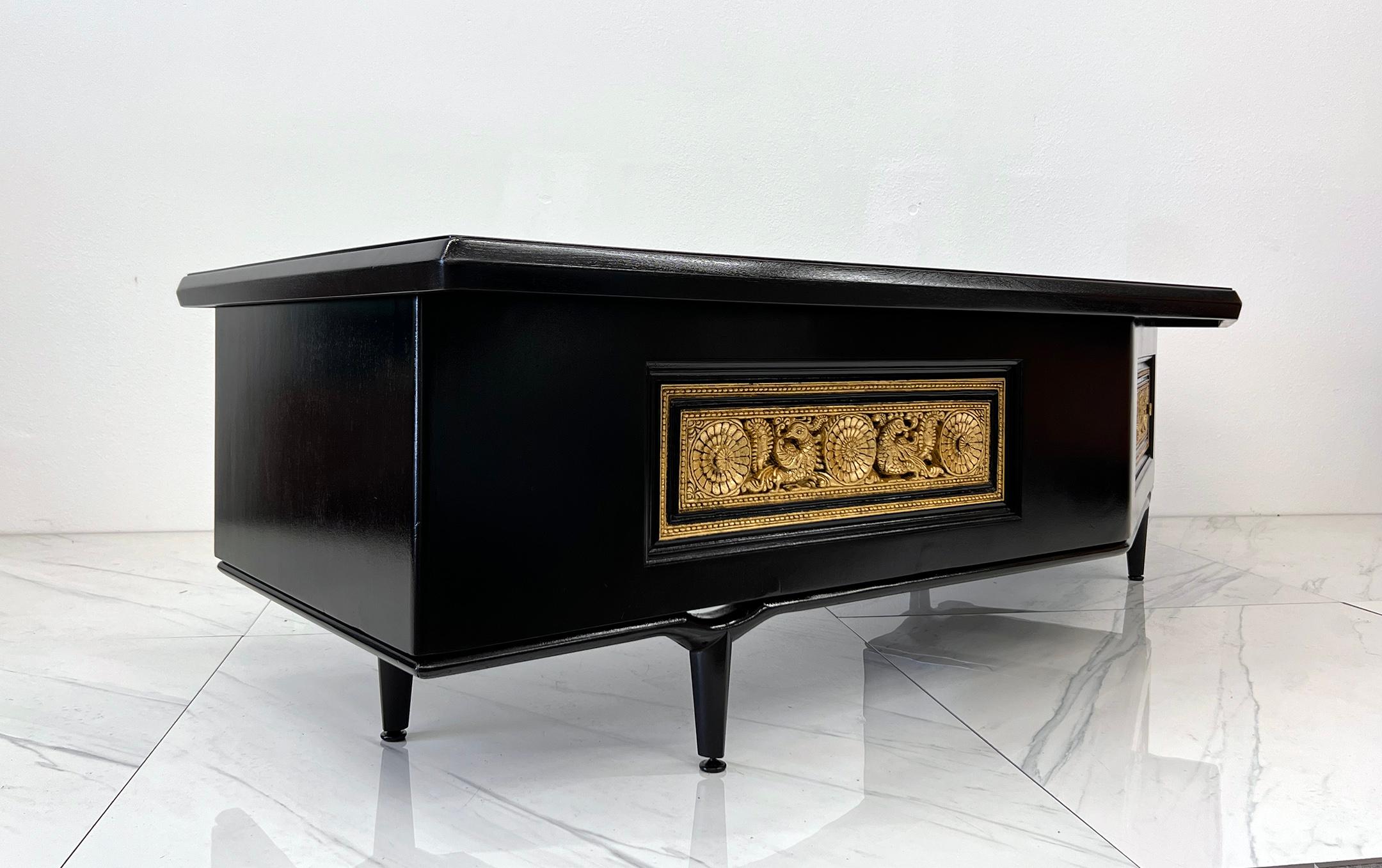 Escritorio monumental Monteverdi Young Boomerang, dorado y ebonizado, años 60 Estadounidense en venta