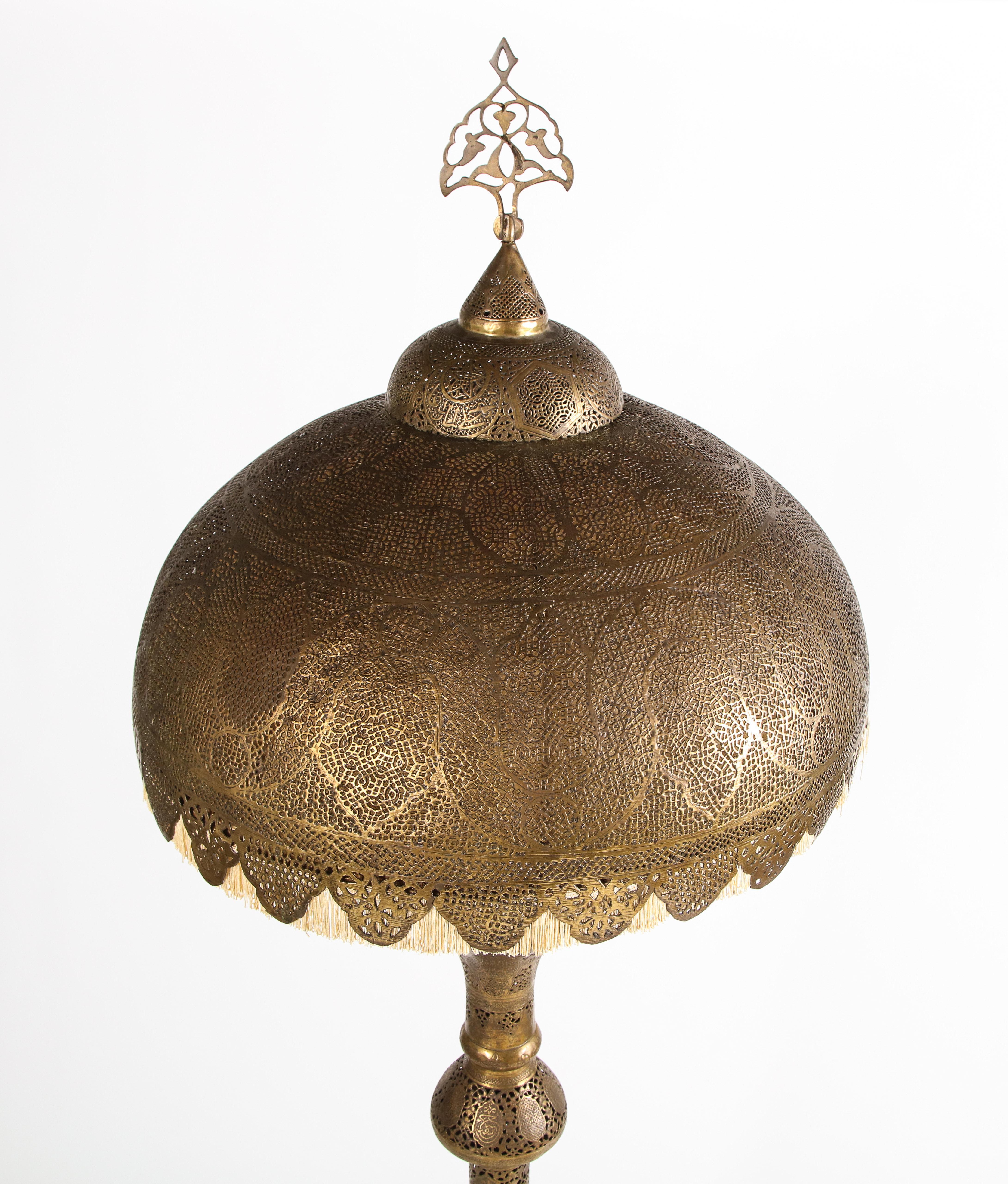 Monumentale marokkanische Stehlampe aus durchbrochenem und gehämmertem Messing im Angebot 5