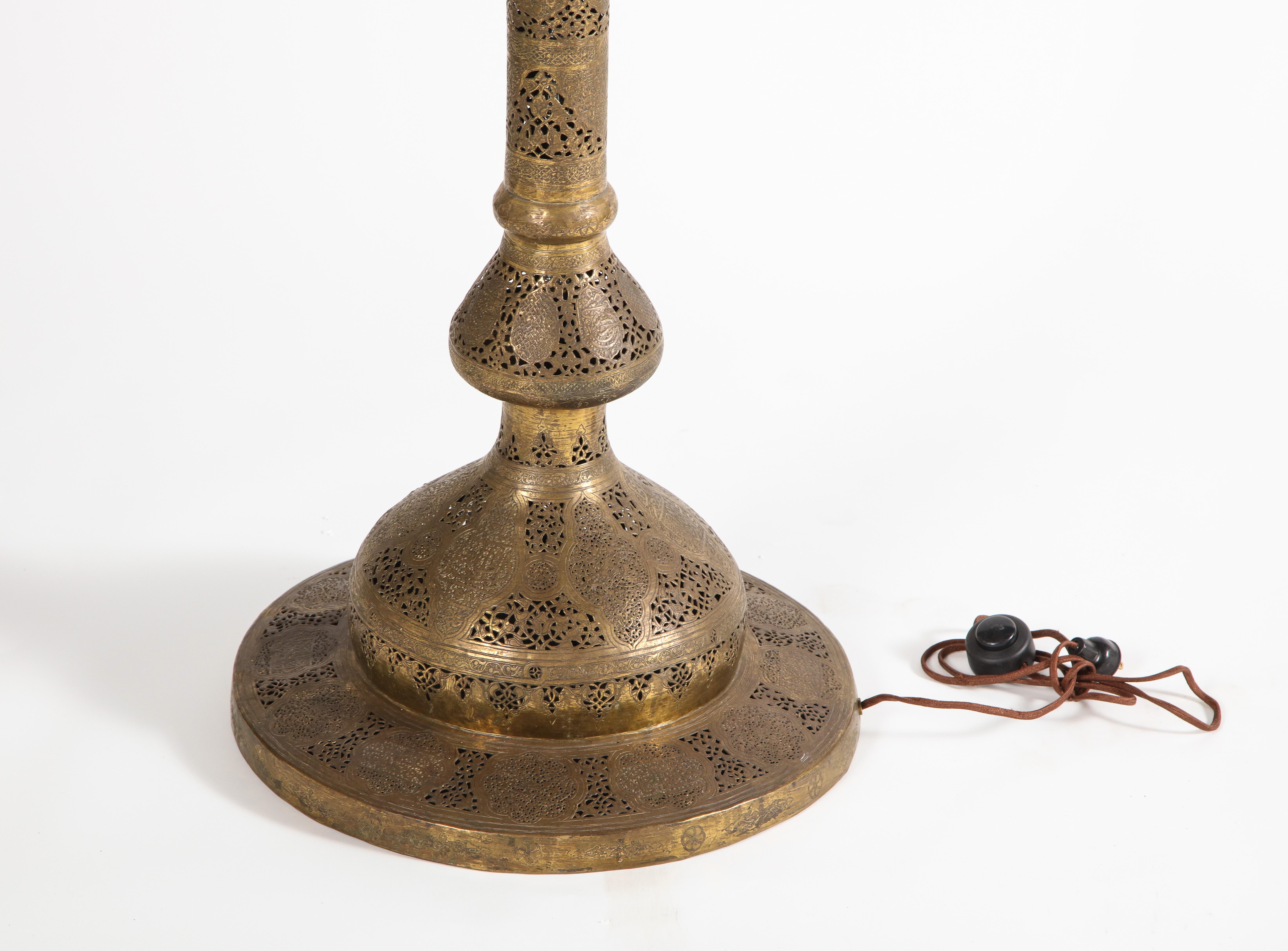 Monumentale marokkanische Stehlampe aus durchbrochenem und gehämmertem Messing im Angebot 8
