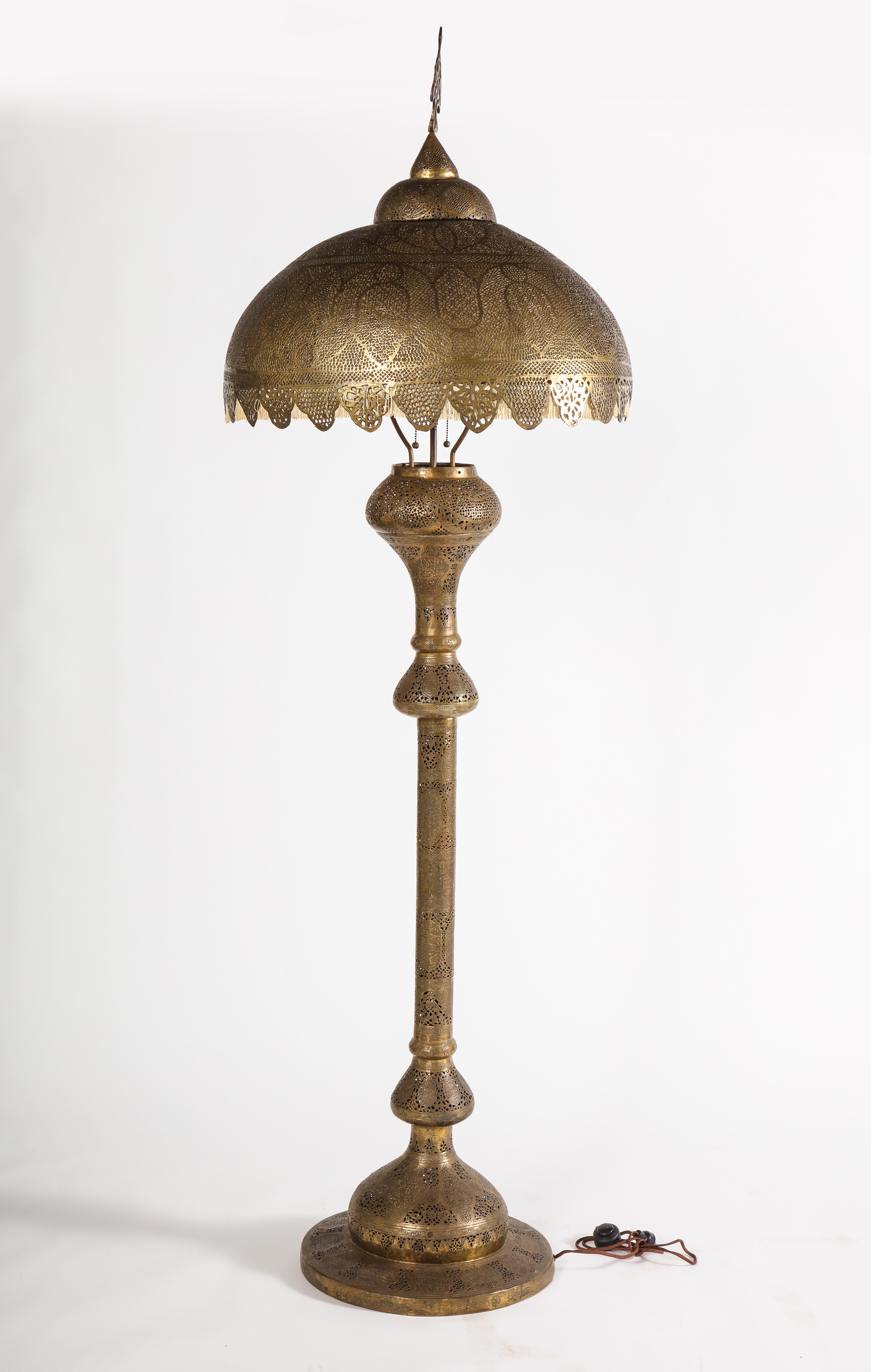 Monumentale marokkanische Stehlampe aus durchbrochenem und gehämmertem Messing im Angebot 9