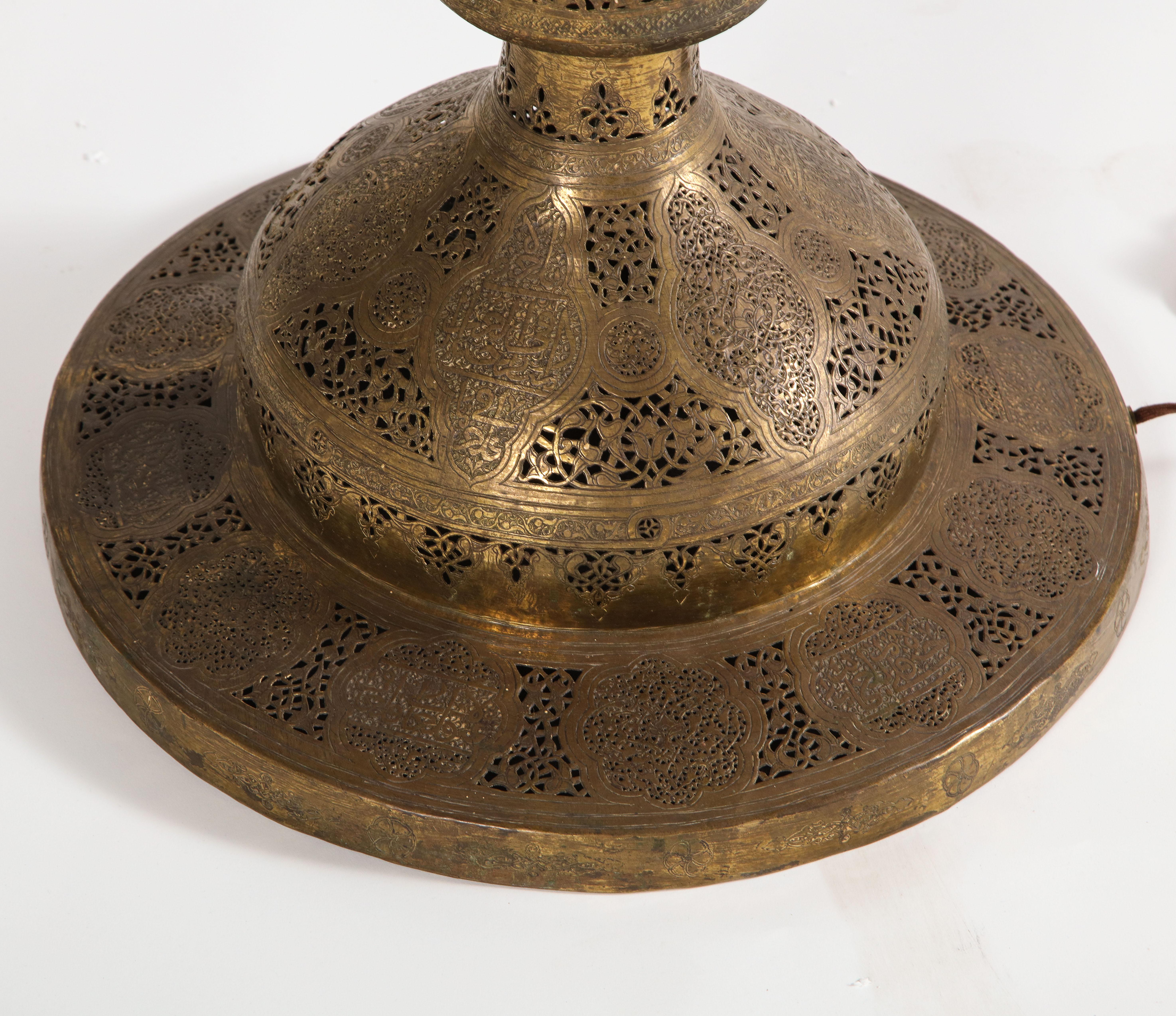 Monumentale marokkanische Stehlampe aus durchbrochenem und gehämmertem Messing im Angebot 10