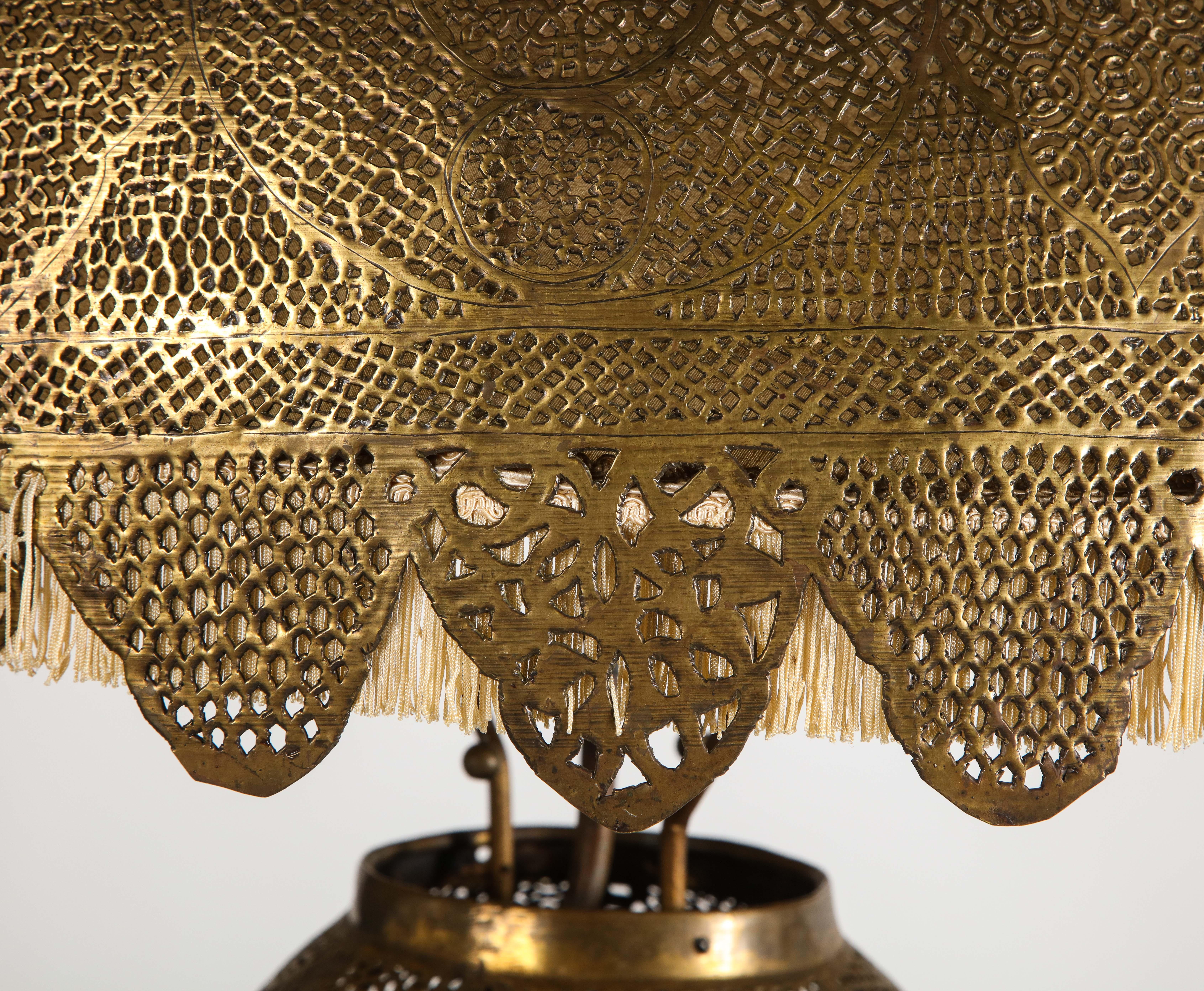 Monumentale marokkanische Stehlampe aus durchbrochenem und gehämmertem Messing im Angebot 11