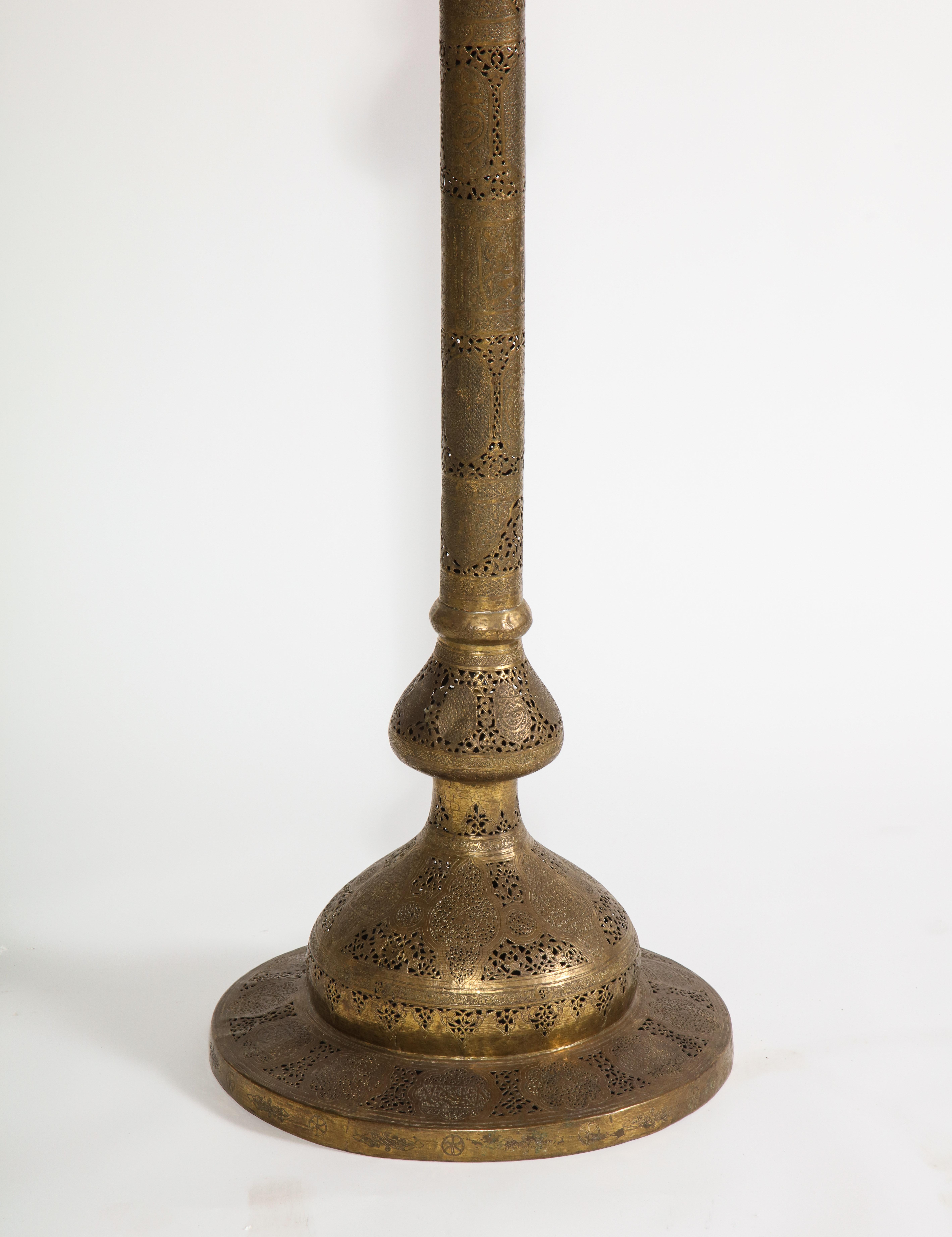 Monumentale marokkanische Stehlampe aus durchbrochenem und gehämmertem Messing im Angebot 12