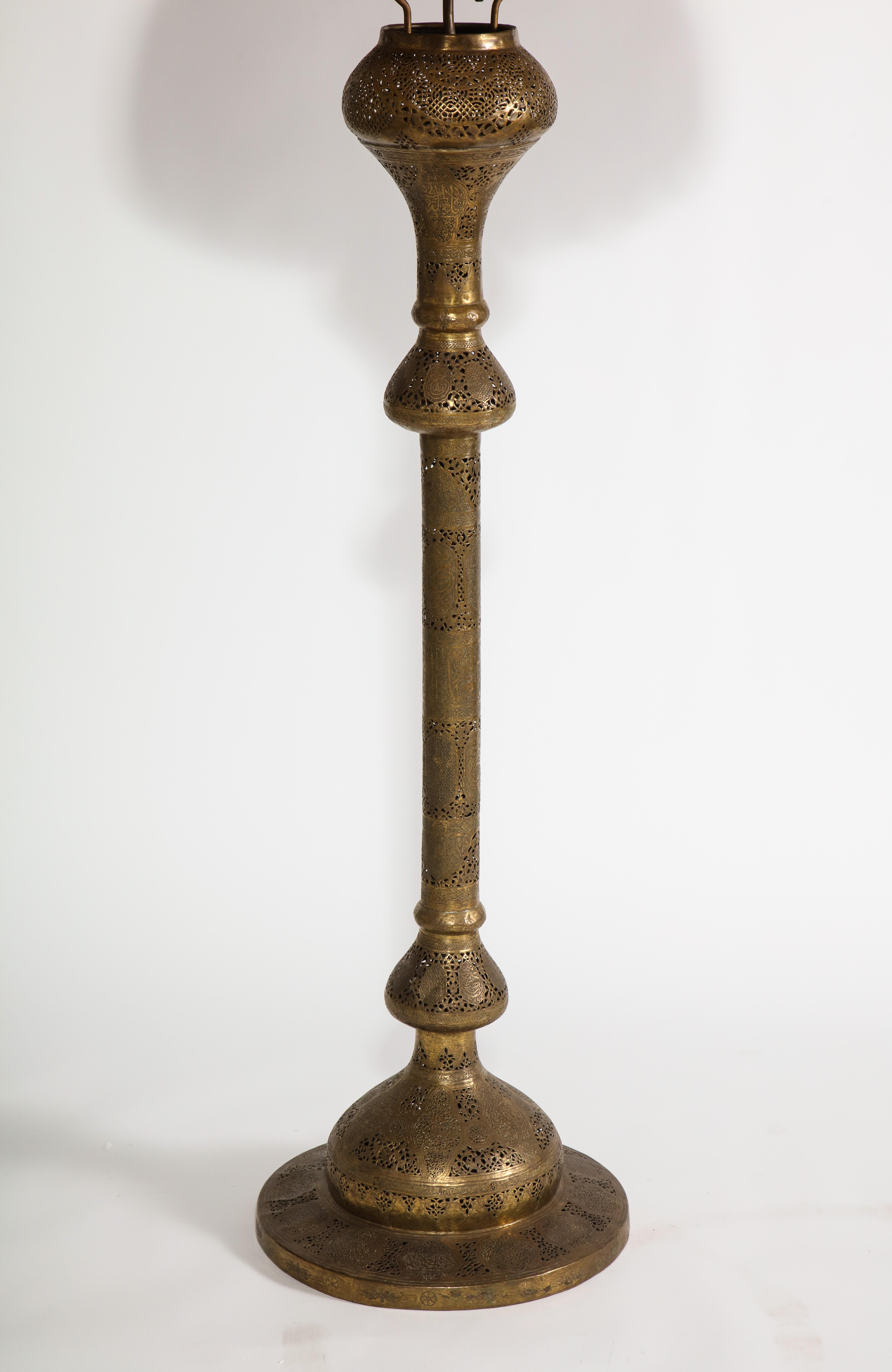 Monumentale marokkanische Stehlampe aus durchbrochenem und gehämmertem Messing

Maße: Schirm: 29'' T x 13'' H

Sockel: 19'' D

Gesamt: 88'' H.