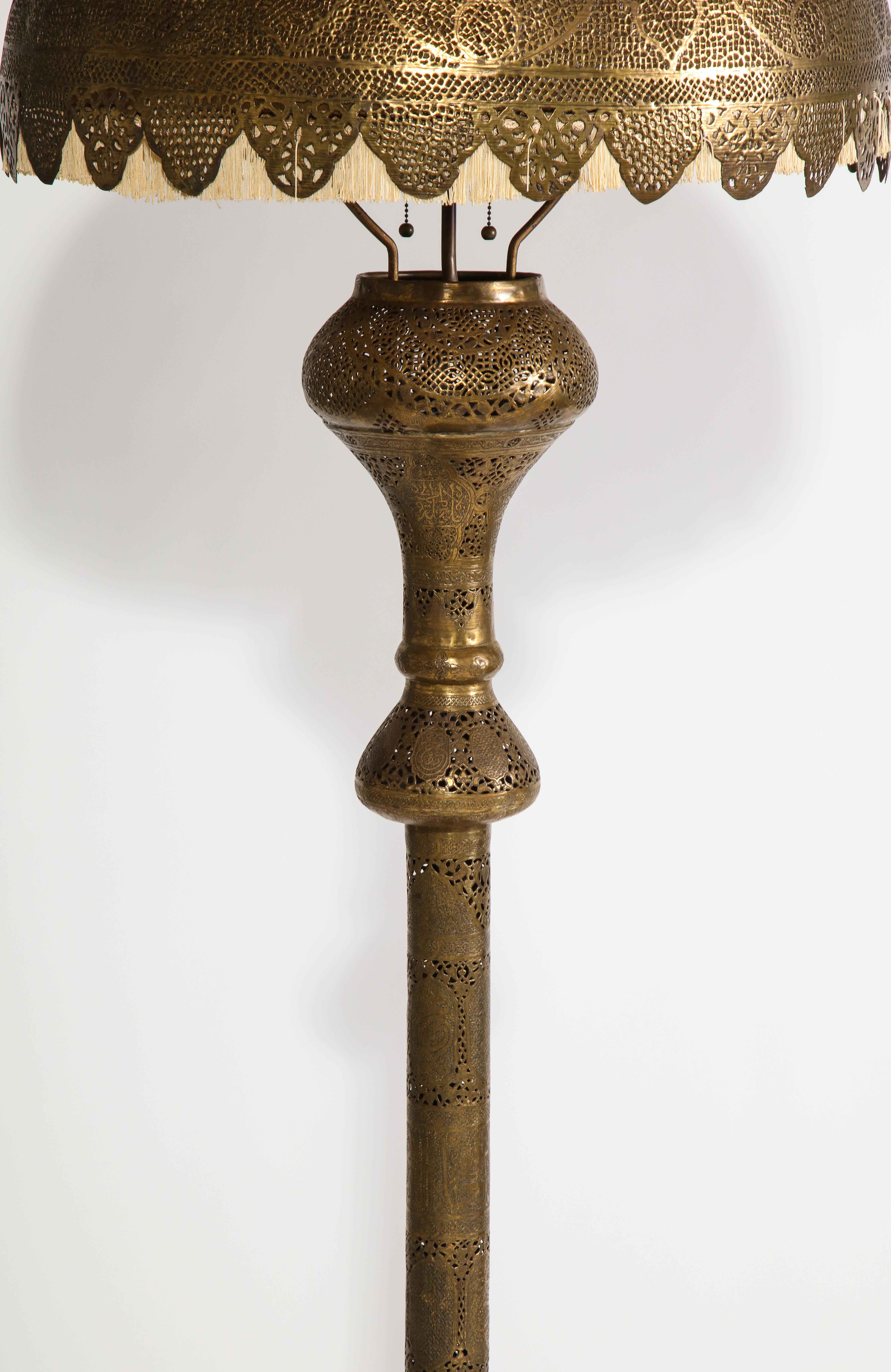 Monumentale marokkanische Stehlampe aus durchbrochenem und gehämmertem Messing (Marokkanisch) im Angebot