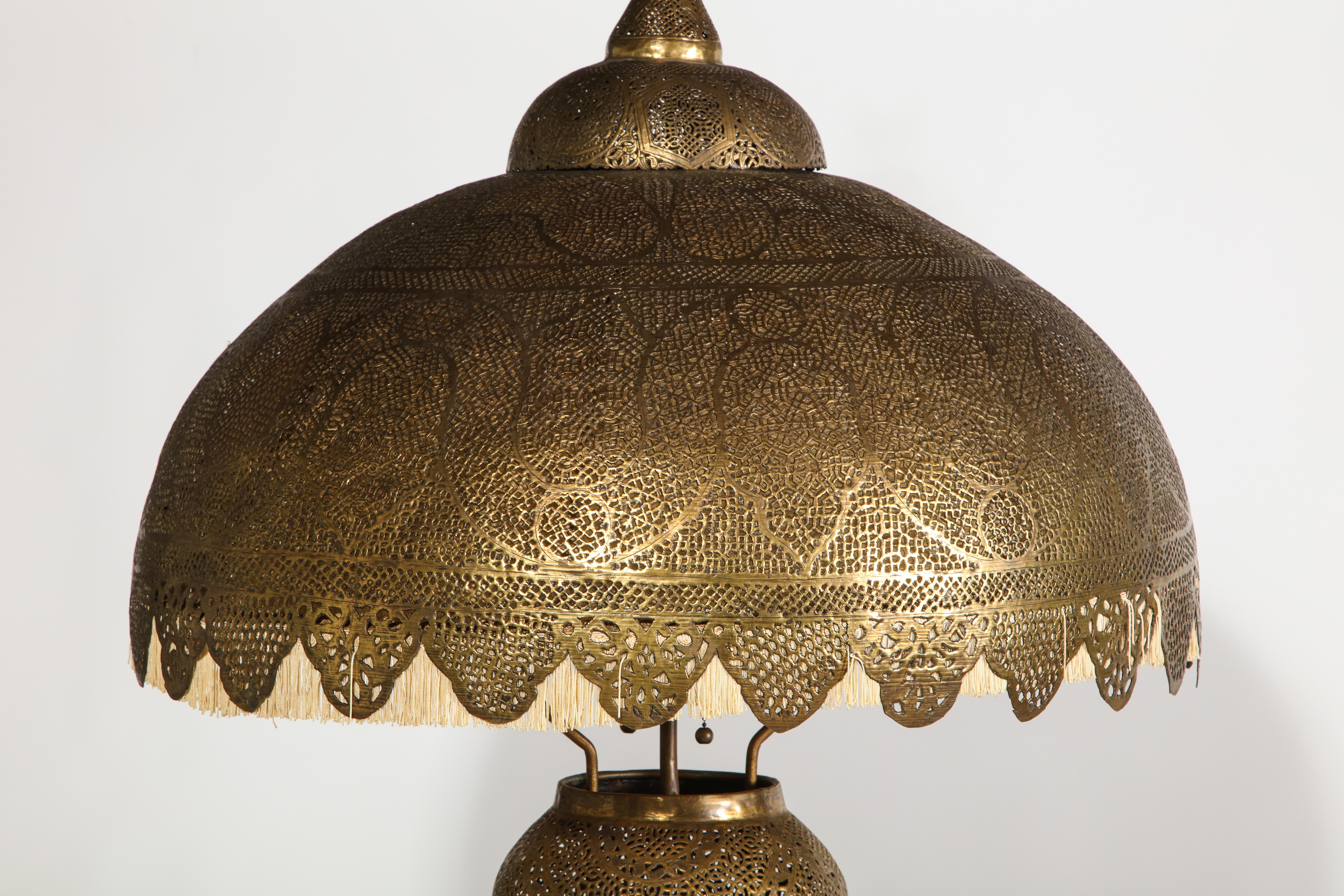 Monumentale marokkanische Stehlampe aus durchbrochenem und gehämmertem Messing (Gehämmert) im Angebot