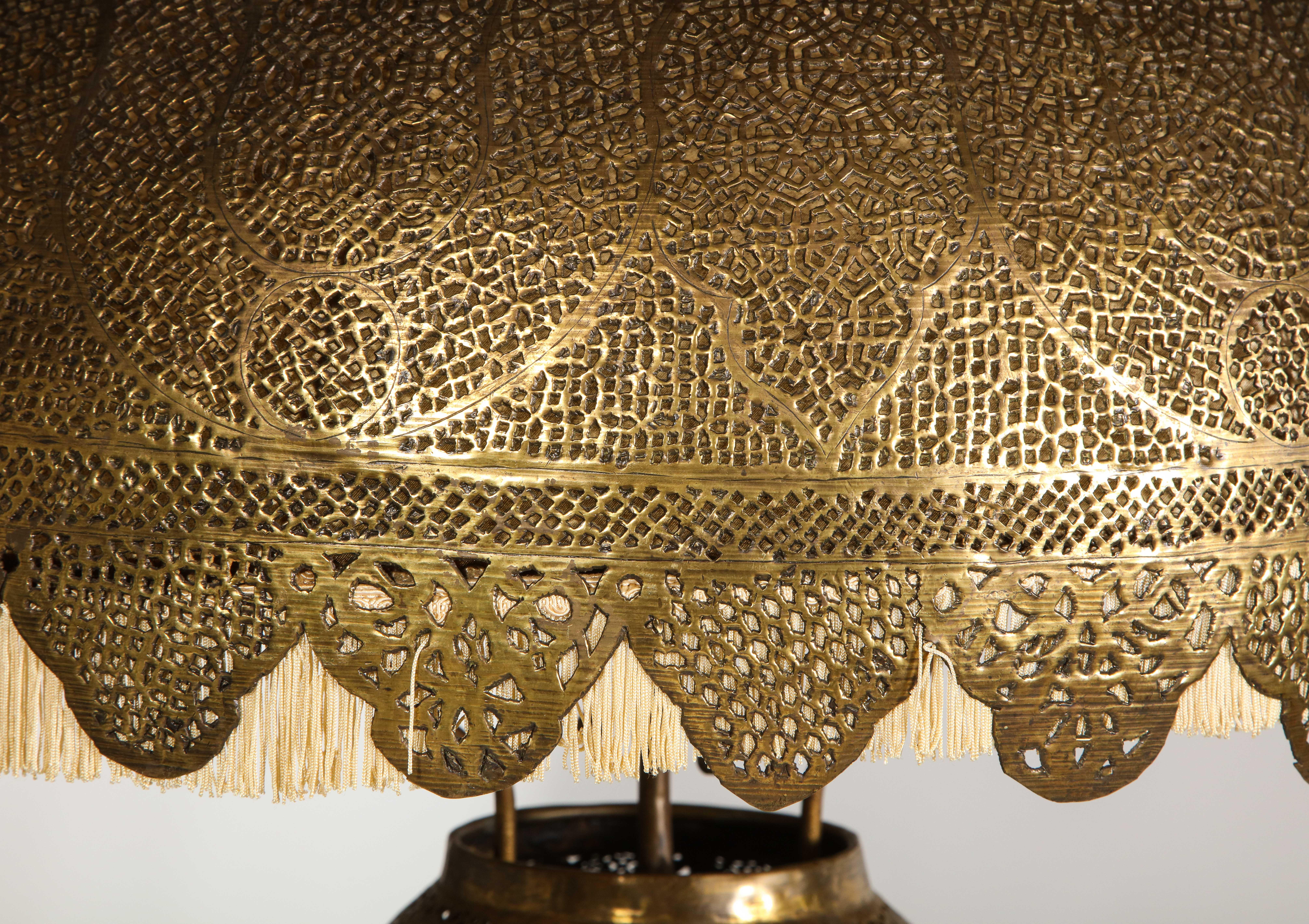 Monumentale marokkanische Stehlampe aus durchbrochenem und gehämmertem Messing im Zustand „Gut“ im Angebot in New York, NY