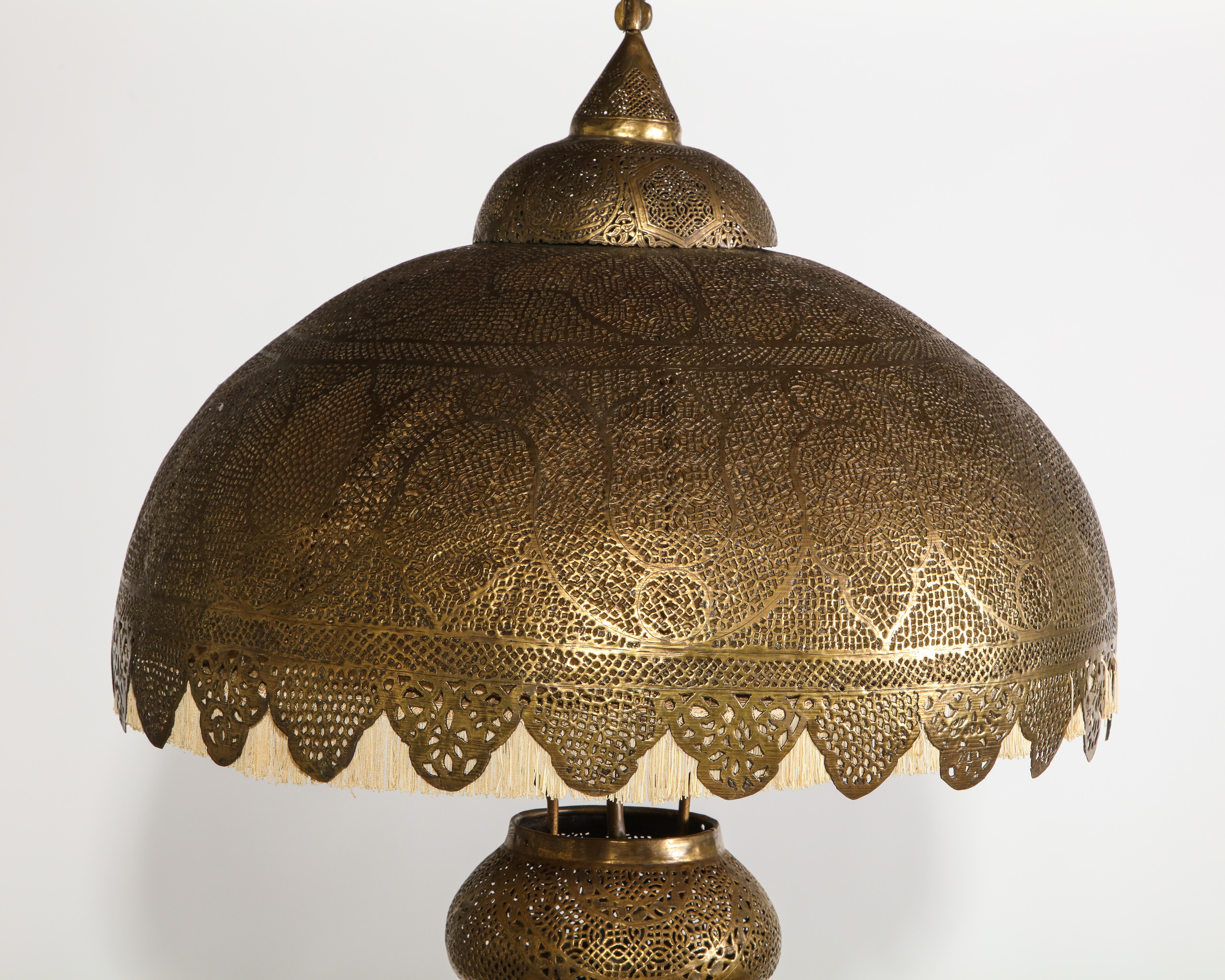 Monumentale marokkanische Stehlampe aus durchbrochenem und gehämmertem Messing (20. Jahrhundert) im Angebot