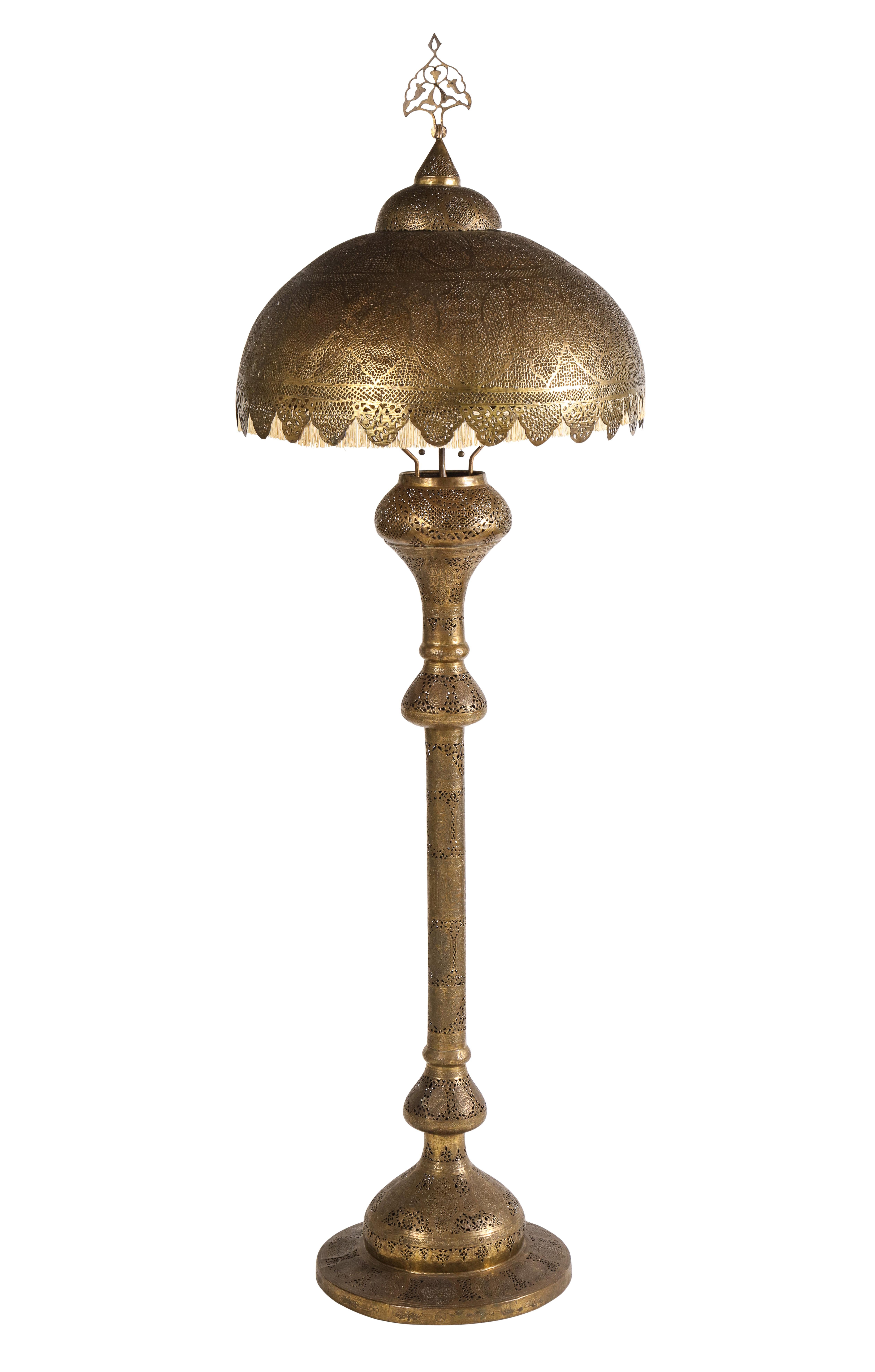 Monumentale marokkanische Stehlampe aus durchbrochenem und gehämmertem Messing im Angebot 1