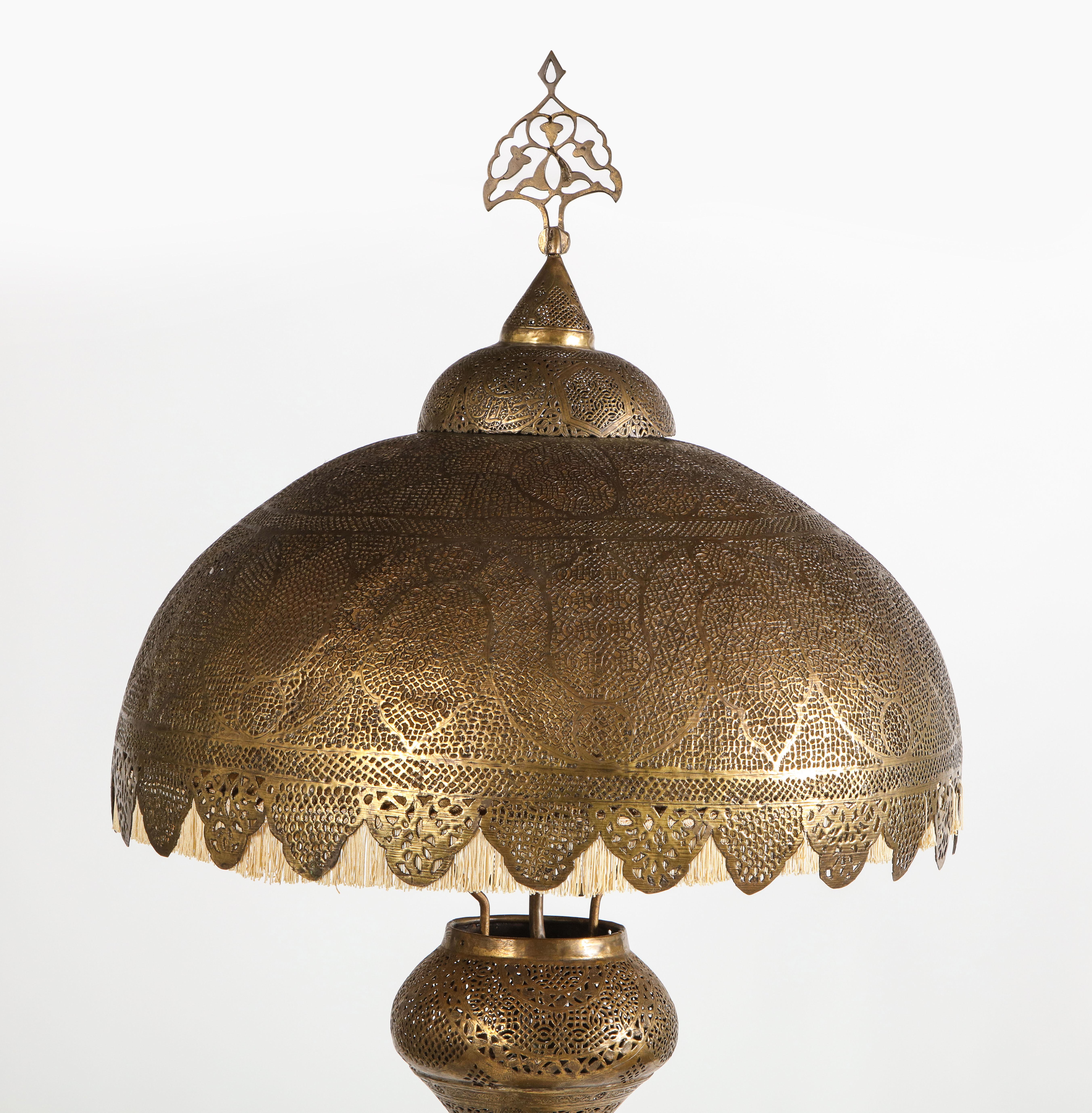Monumentale marokkanische Stehlampe aus durchbrochenem und gehämmertem Messing im Angebot 2