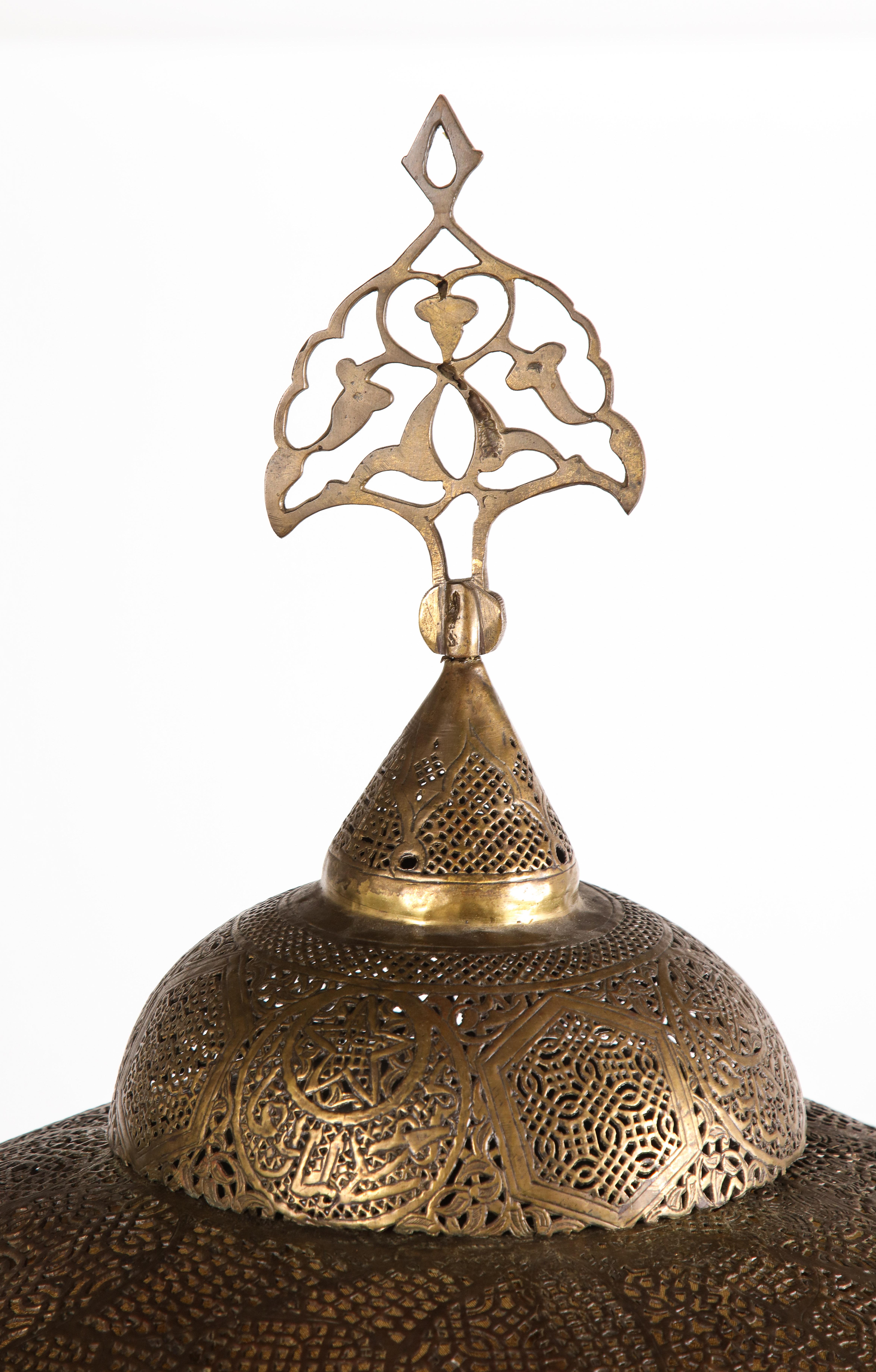 Monumentale marokkanische Stehlampe aus durchbrochenem und gehämmertem Messing im Angebot 3