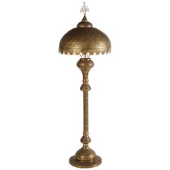 Monumentale marokkanische Stehlampe aus durchbrochenem und gehämmertem Messing