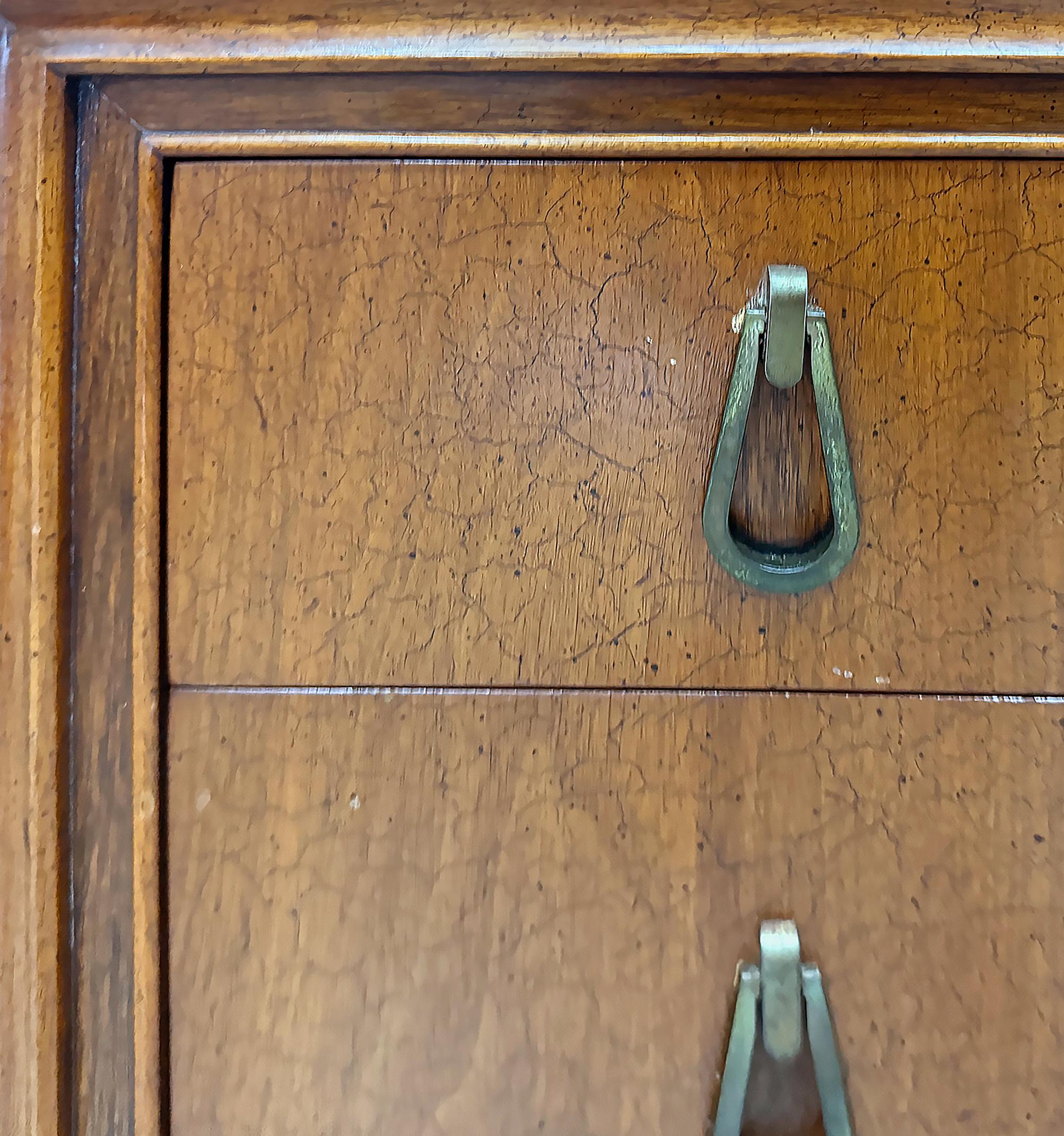 Monumental Mount Airy - Credenza moderna di metà secolo in noce e ottone in vendita 2