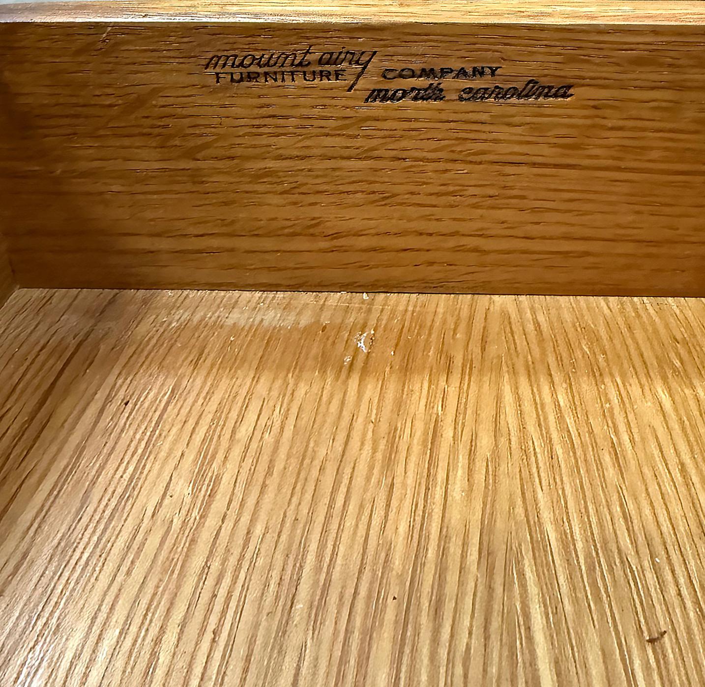 Monumental Mount Airy - Credenza moderna di metà secolo in noce e ottone in vendita 3