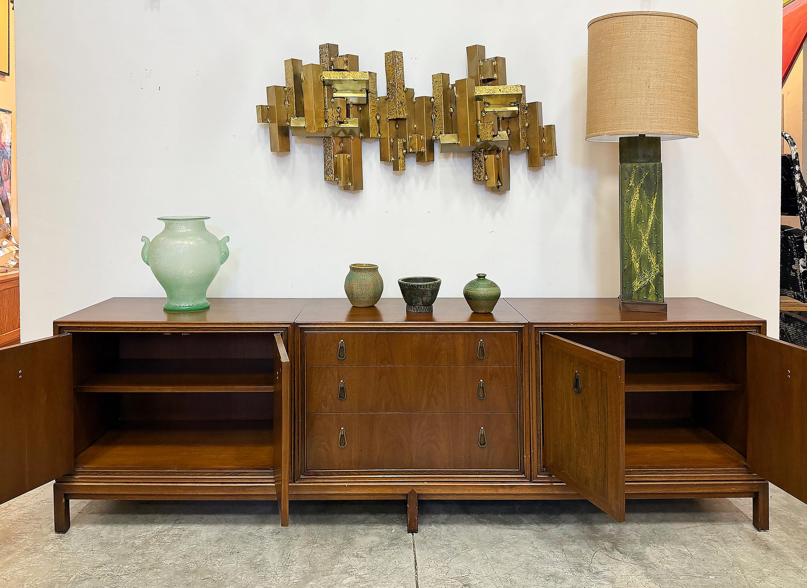 Monumental Mount Airy - Credenza moderna di metà secolo in noce e ottone

In vendita c'è un'imponente e sostanziosa credenza moderna del Medioevo in noce e ferramenta in ottone della Mount Airy Furniture Company.  Questa credenza di grandi