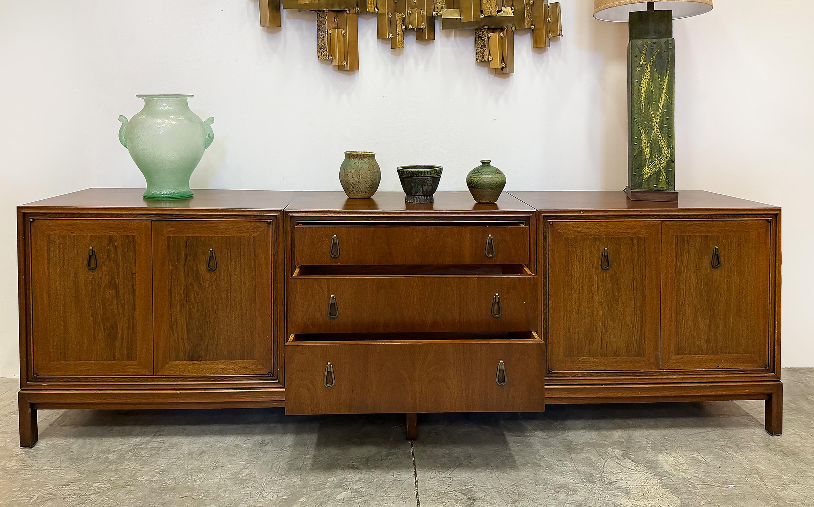 Mid-Century moderno Monumental Mount Airy - Credenza moderna di metà secolo in noce e ottone in vendita