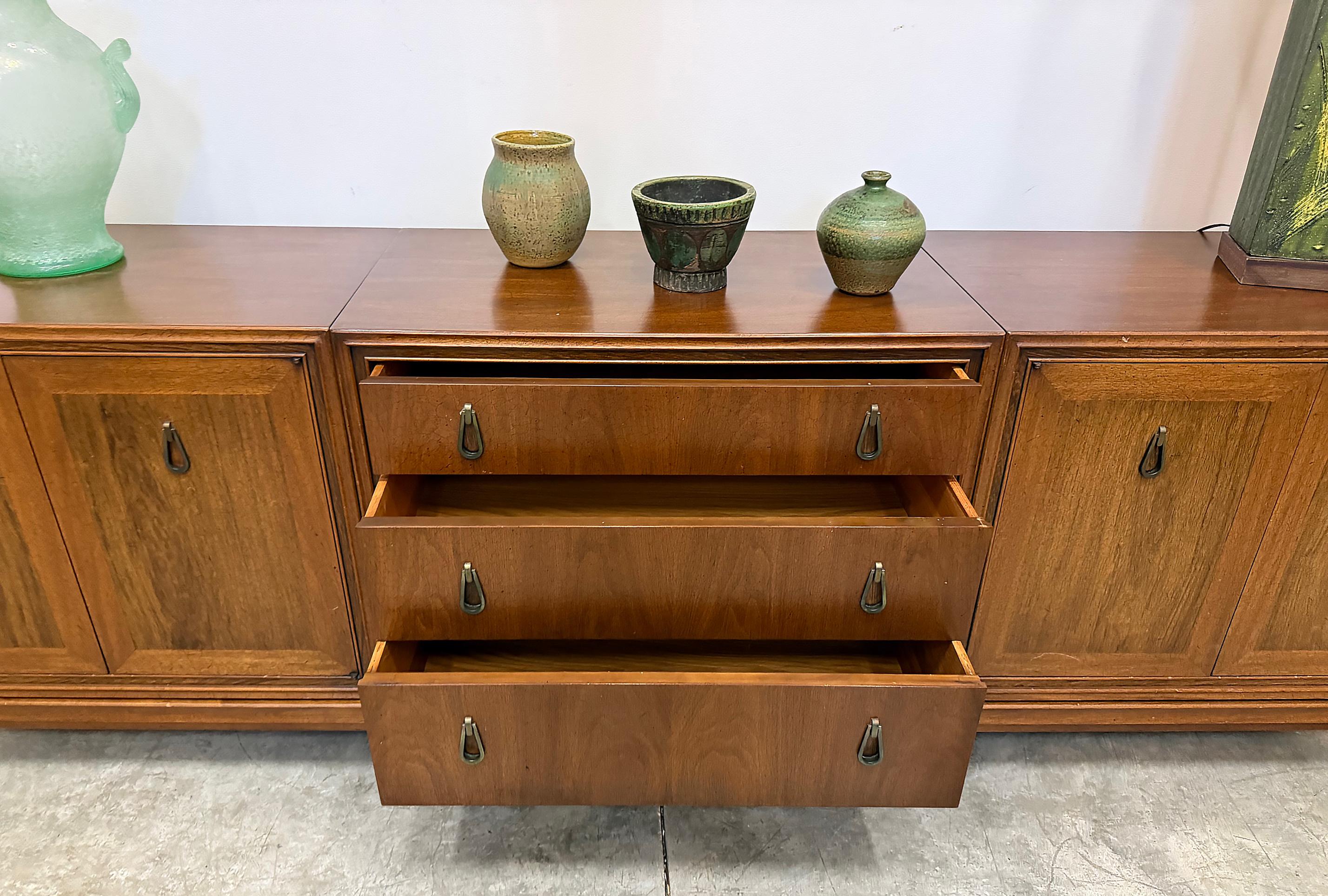 Americano Monumental Mount Airy - Credenza moderna di metà secolo in noce e ottone in vendita