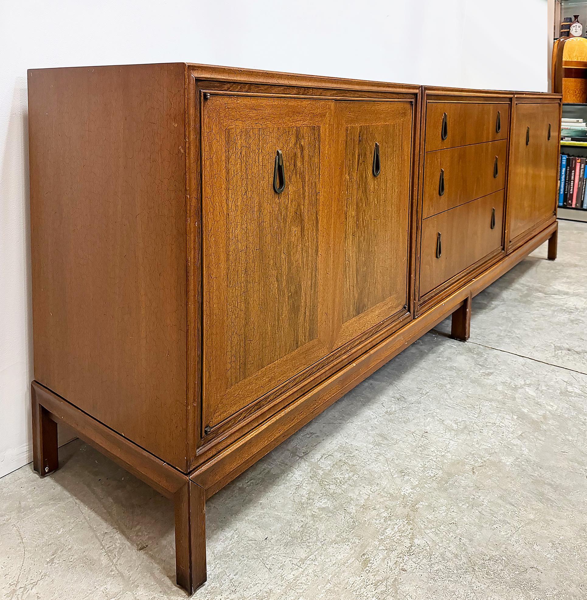 Patinato Monumental Mount Airy - Credenza moderna di metà secolo in noce e ottone in vendita