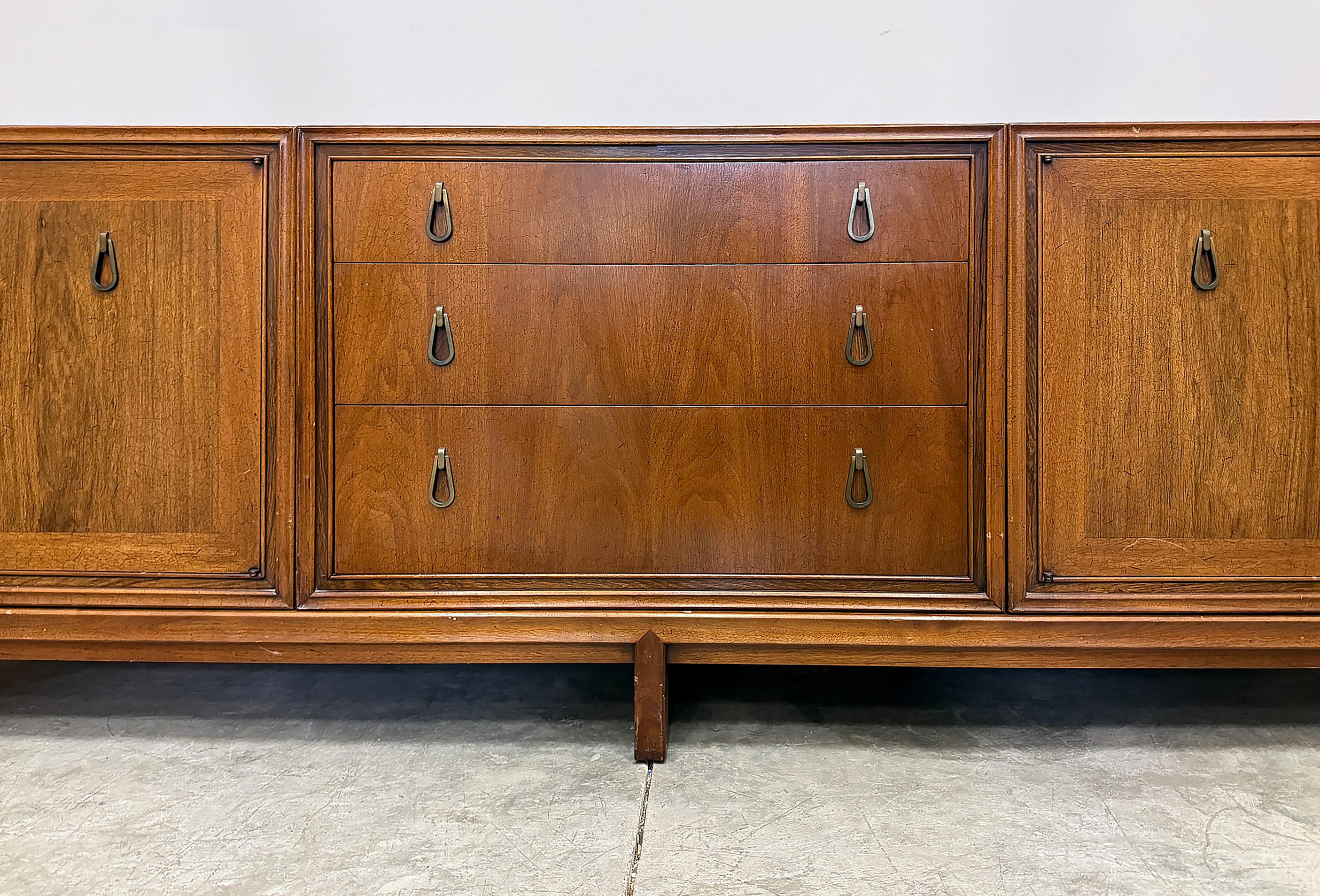 Monumental Mount Airy - Credenza moderna di metà secolo in noce e ottone In condizioni buone in vendita a Miami, FL
