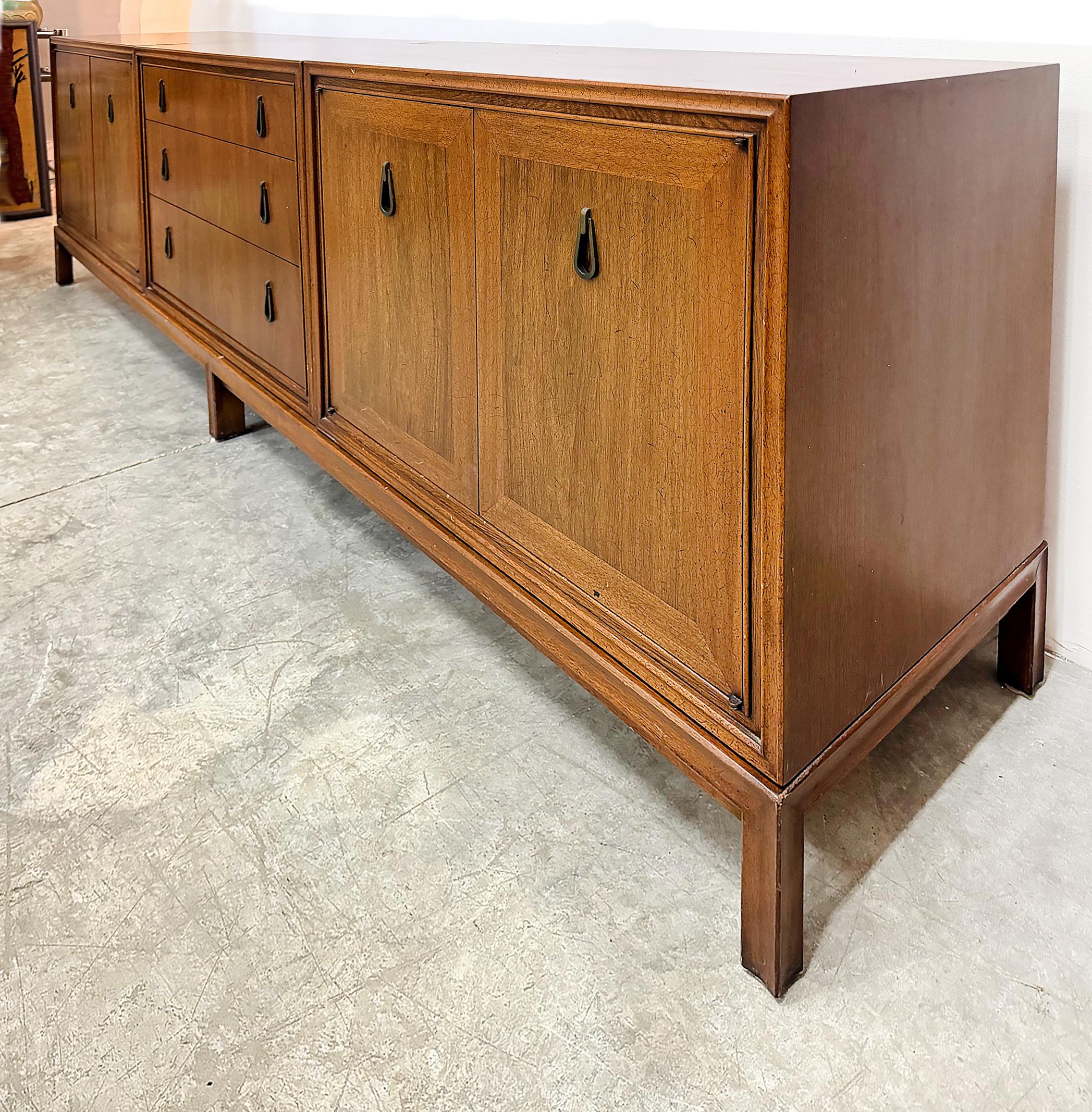 XX secolo Monumental Mount Airy - Credenza moderna di metà secolo in noce e ottone in vendita