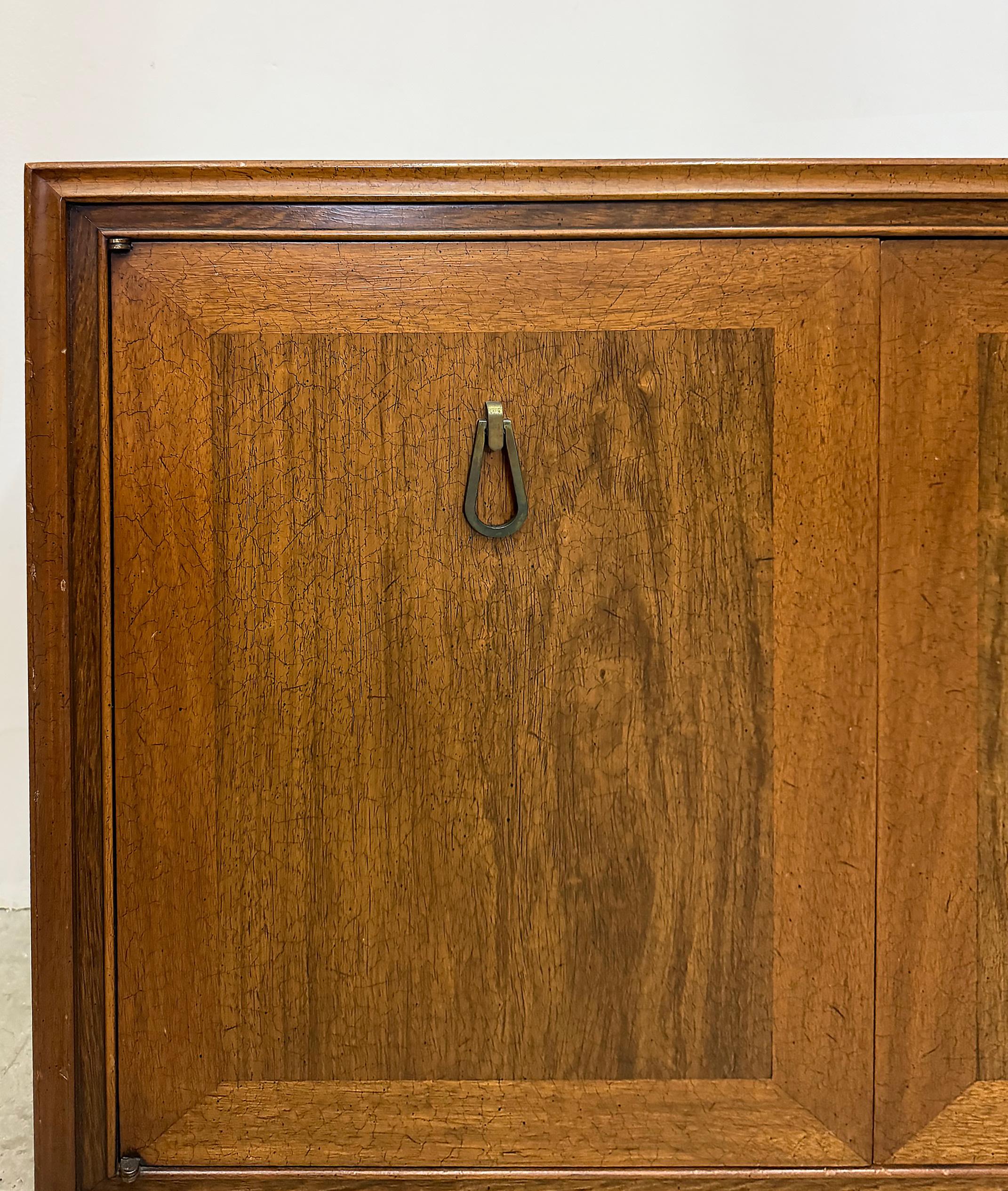 Ottone Monumental Mount Airy - Credenza moderna di metà secolo in noce e ottone in vendita